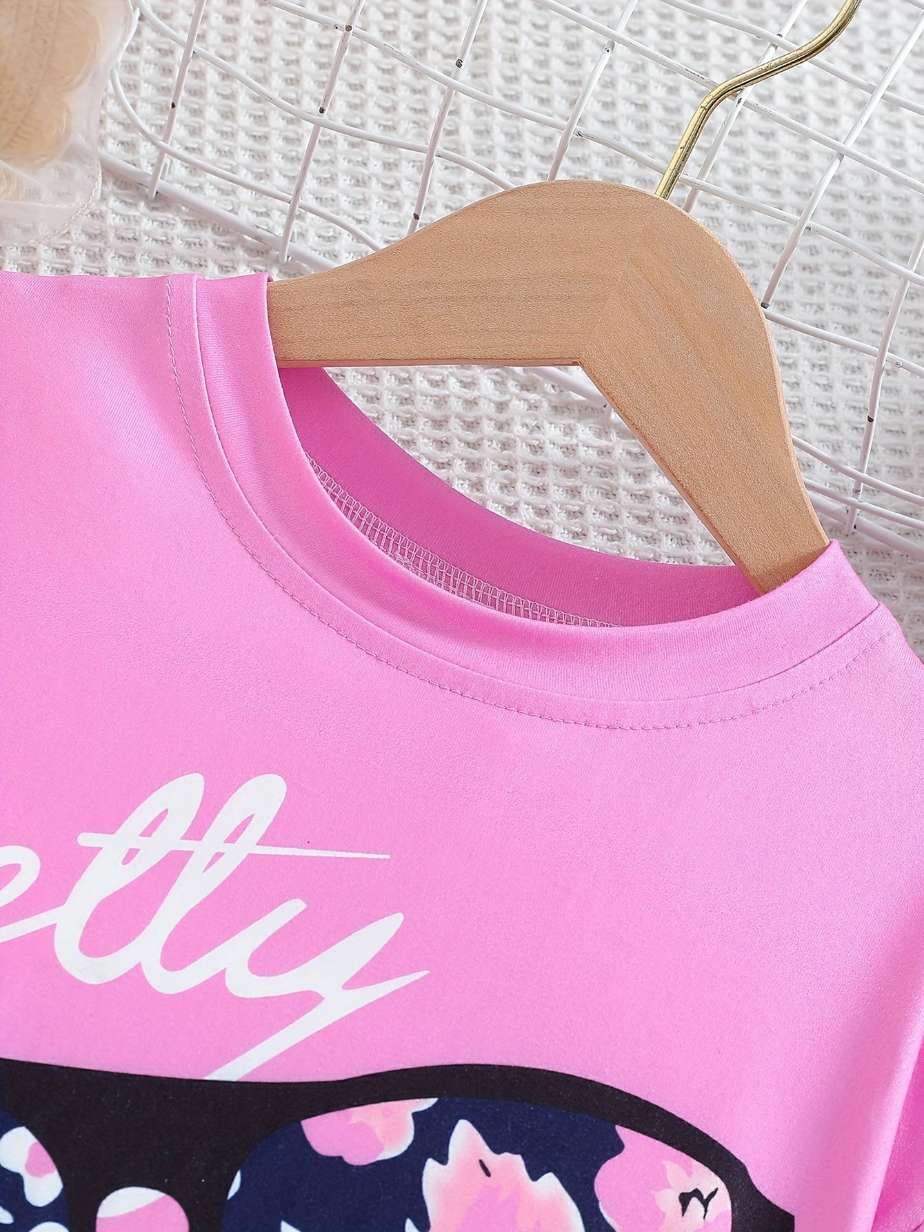 Ensemble de 2 pièces pour filles avec impression de grandes lunettes et motif de citation, t-shirt loose à épaules dénudées avec design asymétrique + leggins courts à imprimé floral du 4 au 8 ans