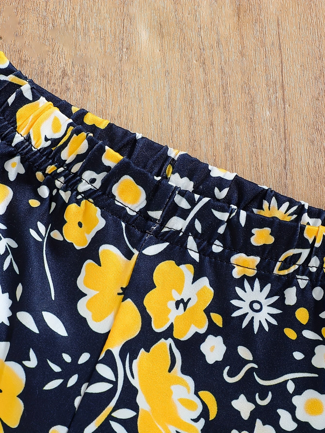 Ensemble de 2 pièces pour filles avec impression de grandes lunettes et motif de citation, t-shirt loose à épaules dénudées avec design asymétrique + leggins courts à imprimé floral du 4 au 8 ans