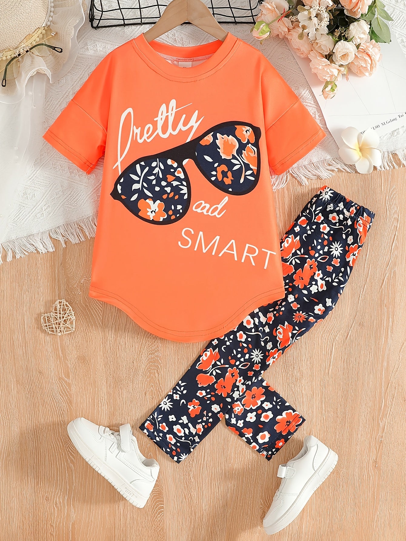 Ensemble de 2 pièces pour filles avec impression de grandes lunettes et motif de citation, t-shirt loose à épaules dénudées avec design asymétrique + leggins courts à imprimé floral du 4 au 8 ans