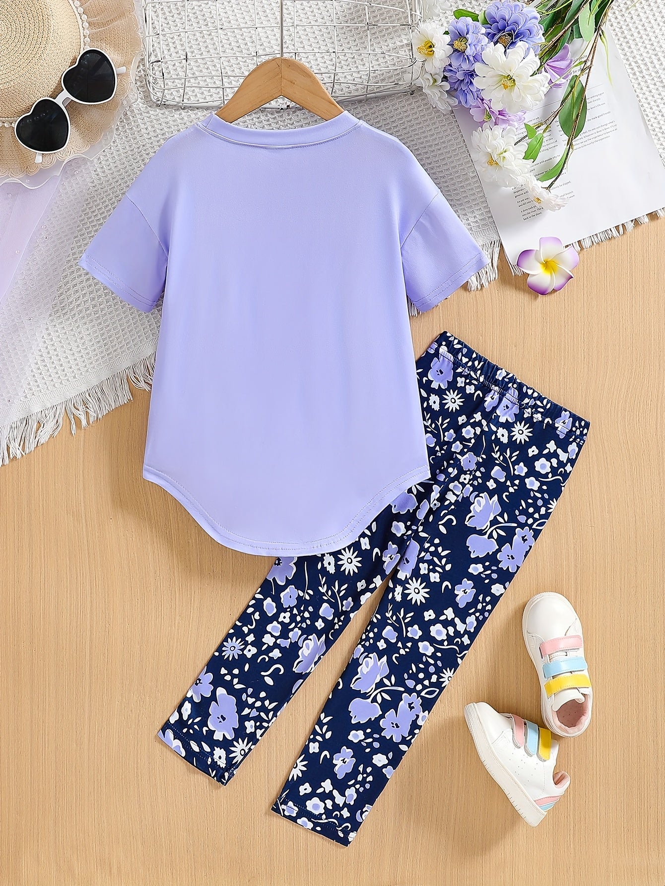 Ensemble de 2 pièces pour filles avec impression de grandes lunettes et motif de citation, t-shirt loose à épaules dénudées avec design asymétrique + leggins courts à imprimé floral du 4 au 8 ans