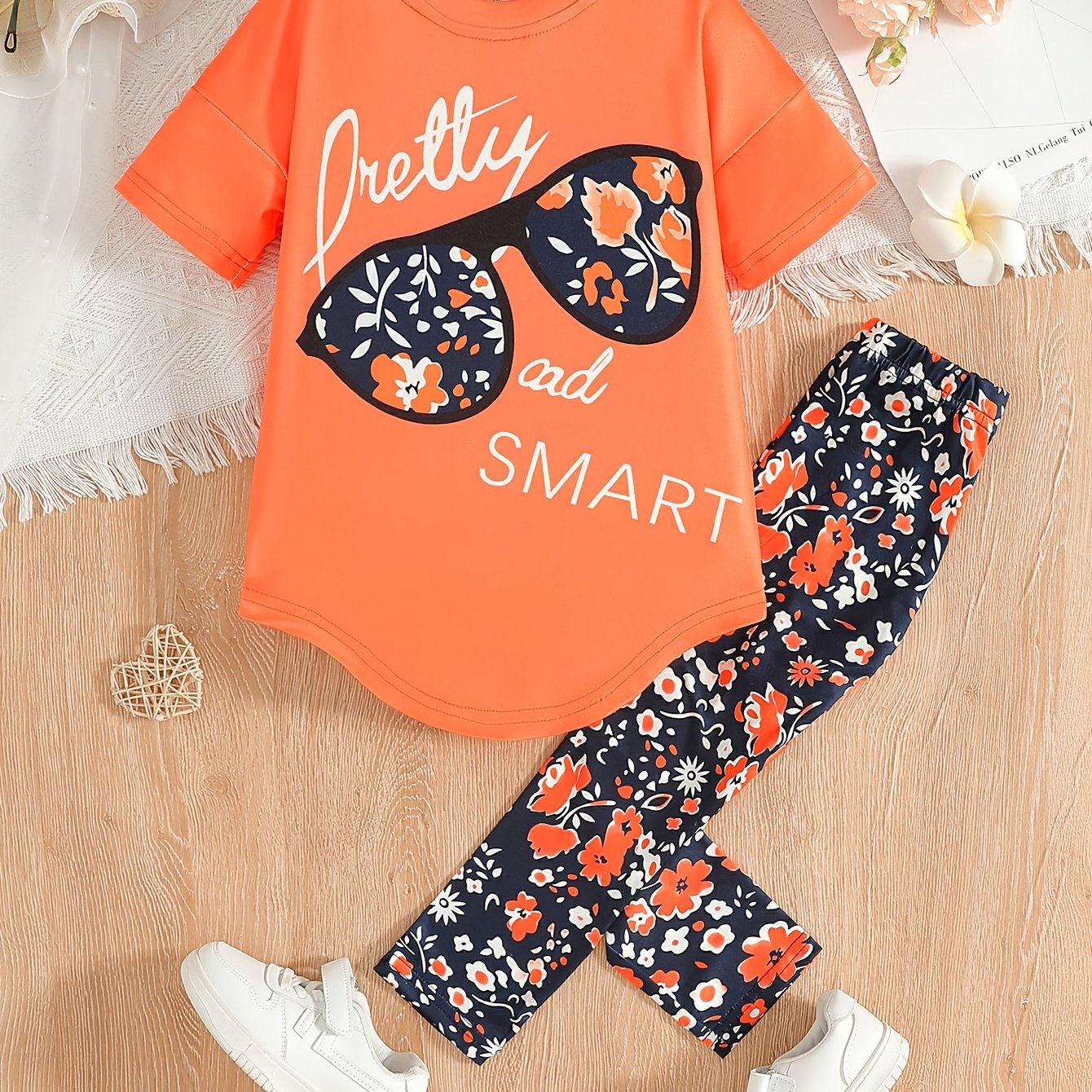 Ensemble de 2 pièces pour filles avec impression de grandes lunettes et motif de citation, t-shirt loose à épaules dénudées avec design asymétrique + leggins courts à imprimé floral du 4 au 8 ans