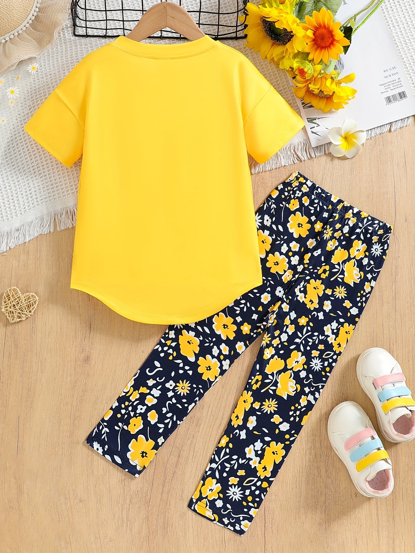Ensemble de 2 pièces pour filles avec impression de grandes lunettes et motif de citation, t-shirt loose à épaules dénudées avec design asymétrique + leggins courts à imprimé floral du 4 au 8 ans