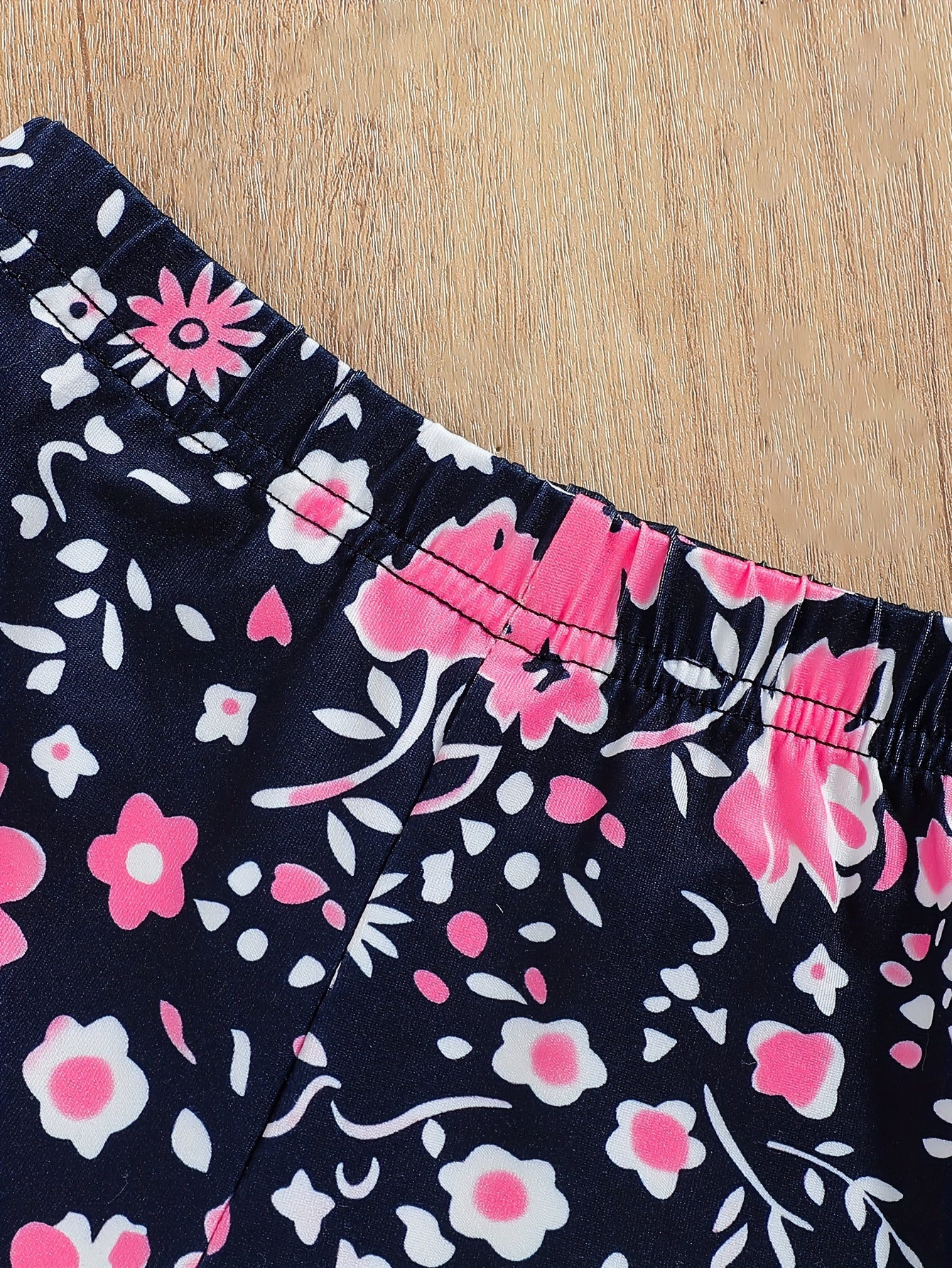 Ensemble de 2 pièces pour filles avec impression de grandes lunettes et motif de citation, t-shirt loose à épaules dénudées avec design asymétrique + leggins courts à imprimé floral du 4 au 8 ans