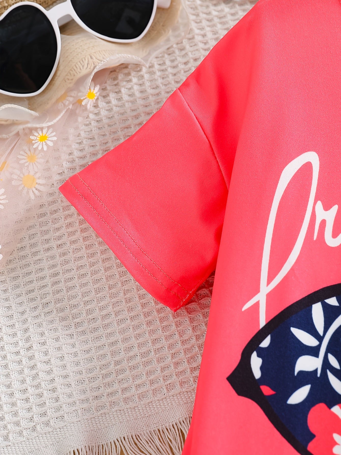 Ensemble de 2 pièces pour filles avec impression de grandes lunettes et motif de citation, t-shirt loose à épaules dénudées avec design asymétrique + leggins courts à imprimé floral du 4 au 8 ans