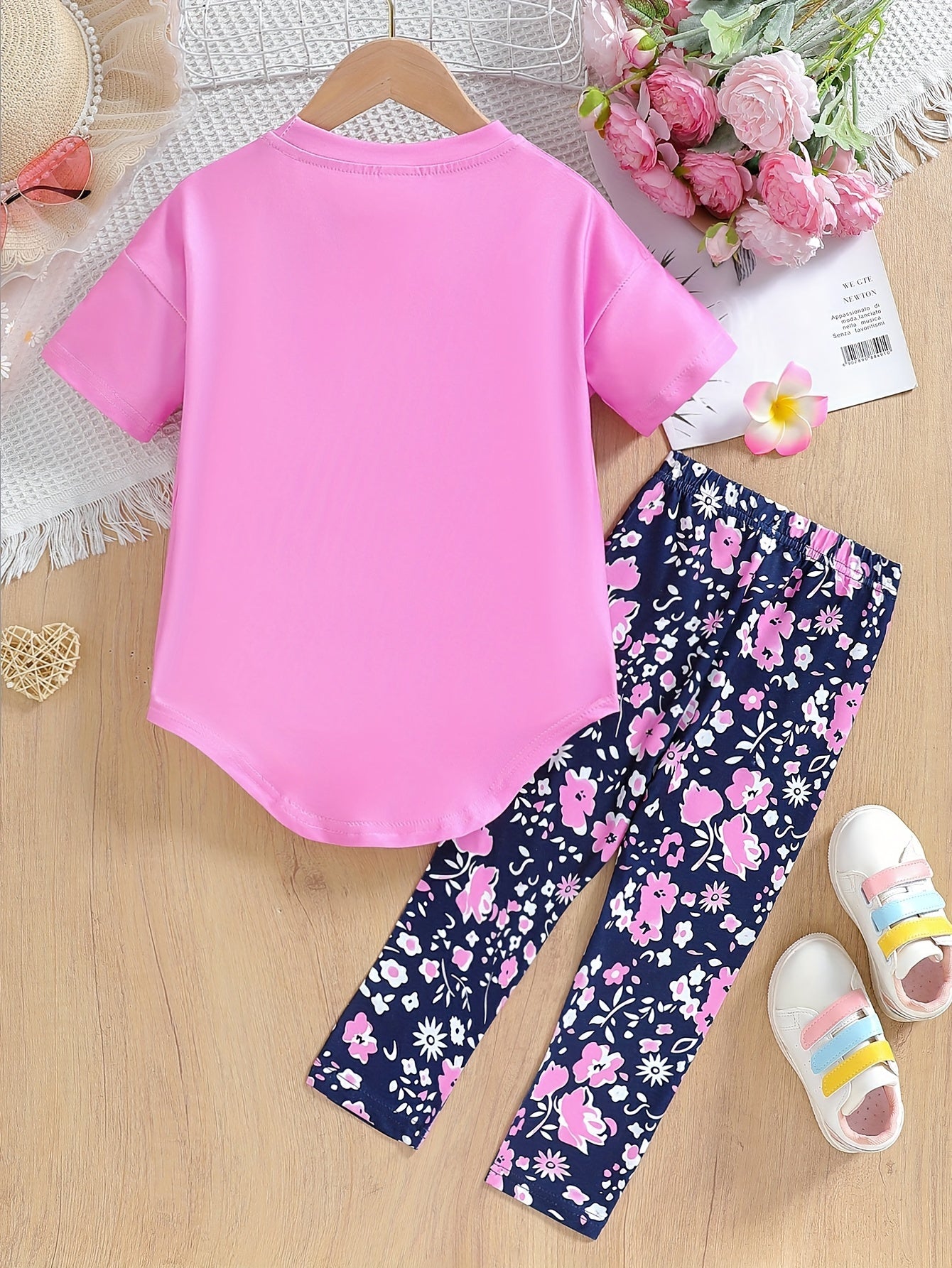 Ensemble de 2 pièces pour filles avec impression de grandes lunettes et motif de citation, t-shirt loose à épaules dénudées avec design asymétrique + leggins courts à imprimé floral du 4 au 8 ans