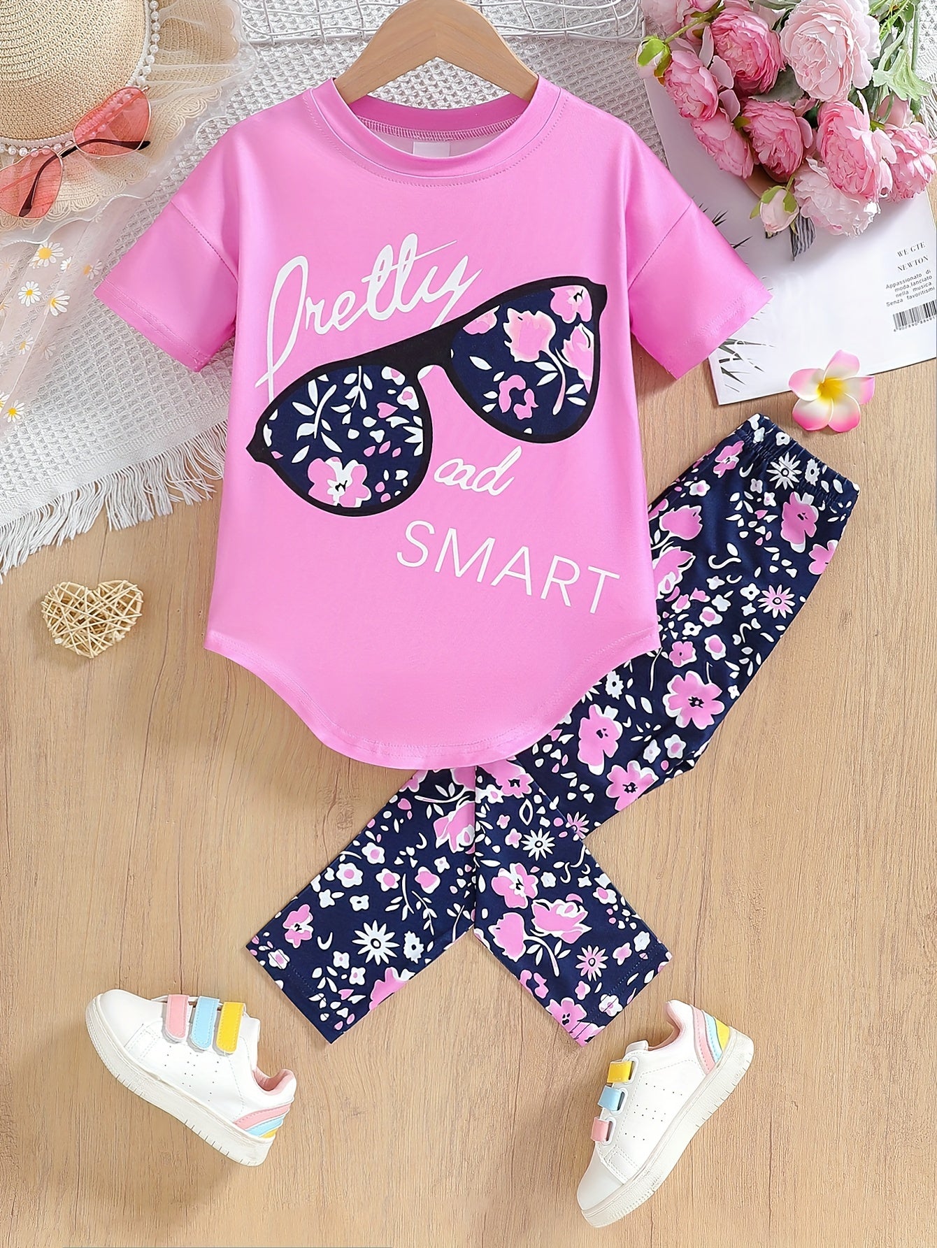 Ensemble de 2 pièces pour filles avec impression de grandes lunettes et motif de citation, t-shirt loose à épaules dénudées avec design asymétrique + leggins courts à imprimé floral du 4 au 8 ans