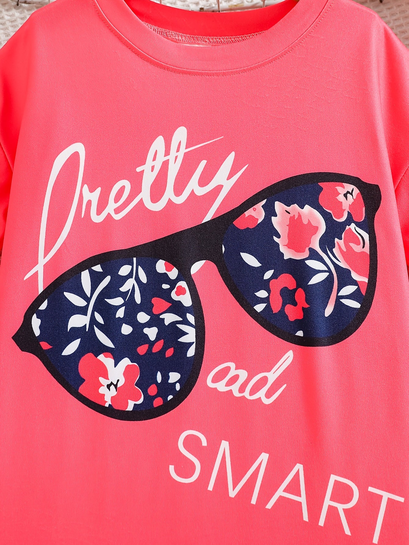 Ensemble de 2 pièces pour filles avec impression de grandes lunettes et motif de citation, t-shirt loose à épaules dénudées avec design asymétrique + leggins courts à imprimé floral du 4 au 8 ans
