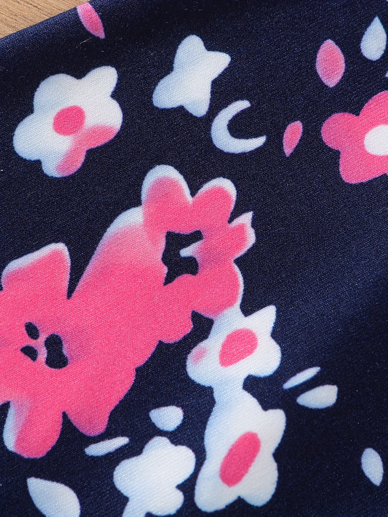 Ensemble de 2 pièces pour filles avec impression de grandes lunettes et motif de citation, t-shirt loose à épaules dénudées avec design asymétrique + leggins courts à imprimé floral du 4 au 8 ans