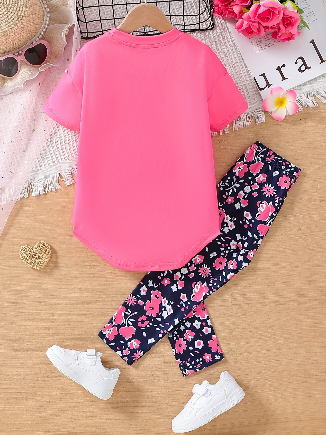 Ensemble de 2 pièces pour filles avec impression de grandes lunettes et motif de citation, t-shirt loose à épaules dénudées avec design asymétrique + leggins courts à imprimé floral du 4 au 8 ans