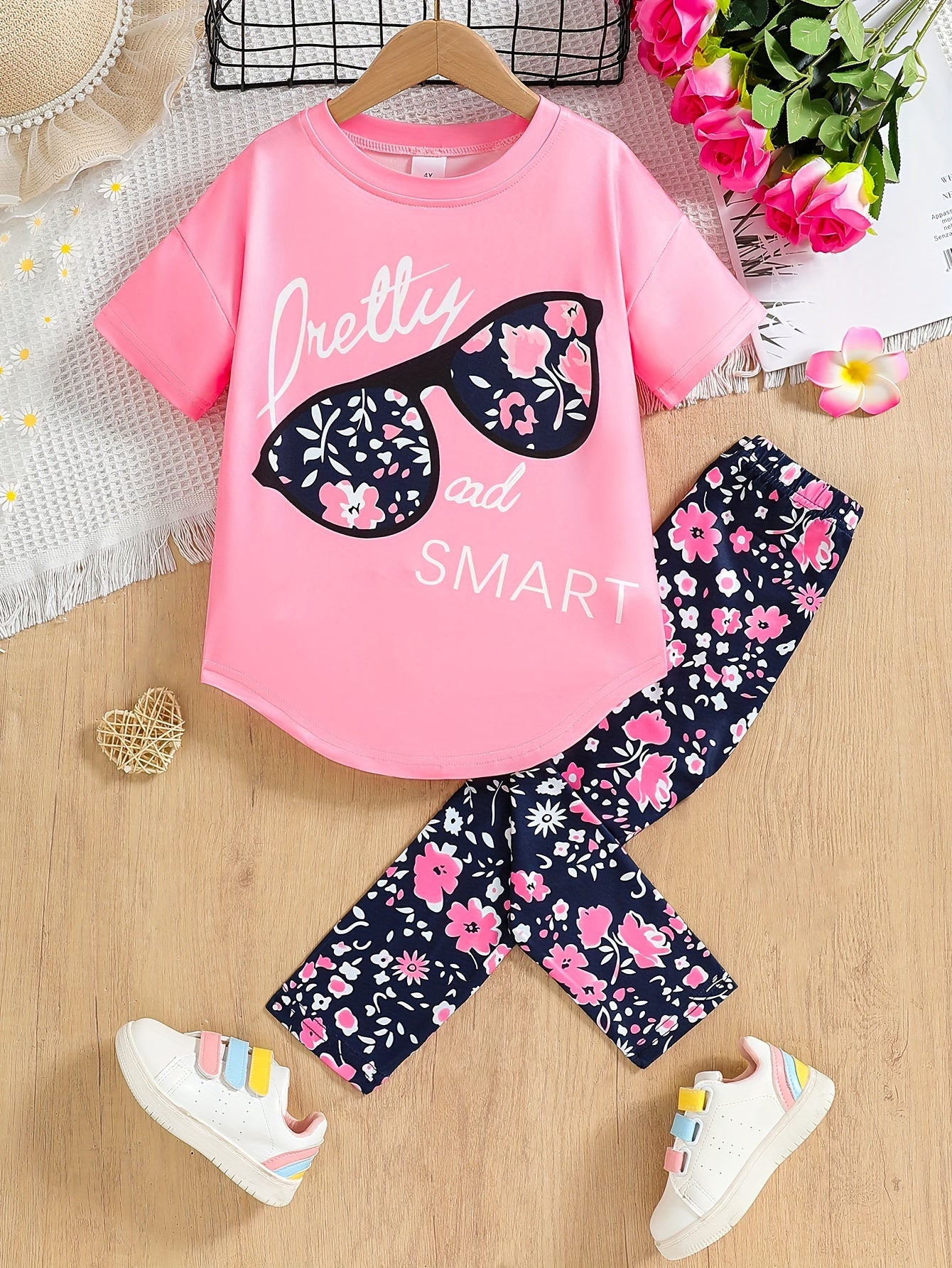 Ensemble de 2 pièces pour filles avec impression de grandes lunettes et motif de citation, t-shirt loose à épaules dénudées avec design asymétrique + leggins courts à imprimé floral du 4 au 8 ans