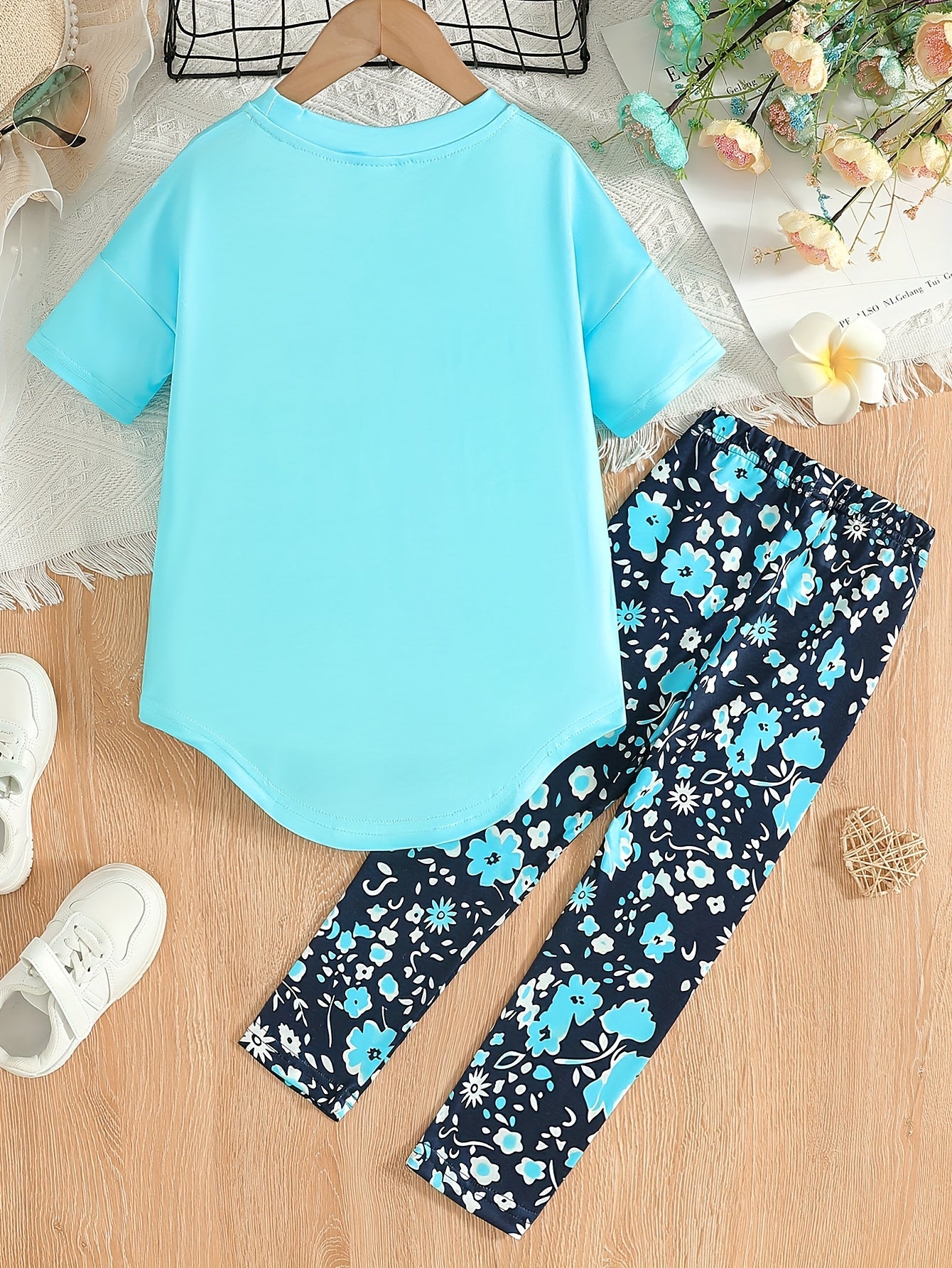 Ensemble de 2 pièces pour filles avec impression de grandes lunettes et motif de citation, t-shirt loose à épaules dénudées avec design asymétrique + leggins courts à imprimé floral du 4 au 8 ans