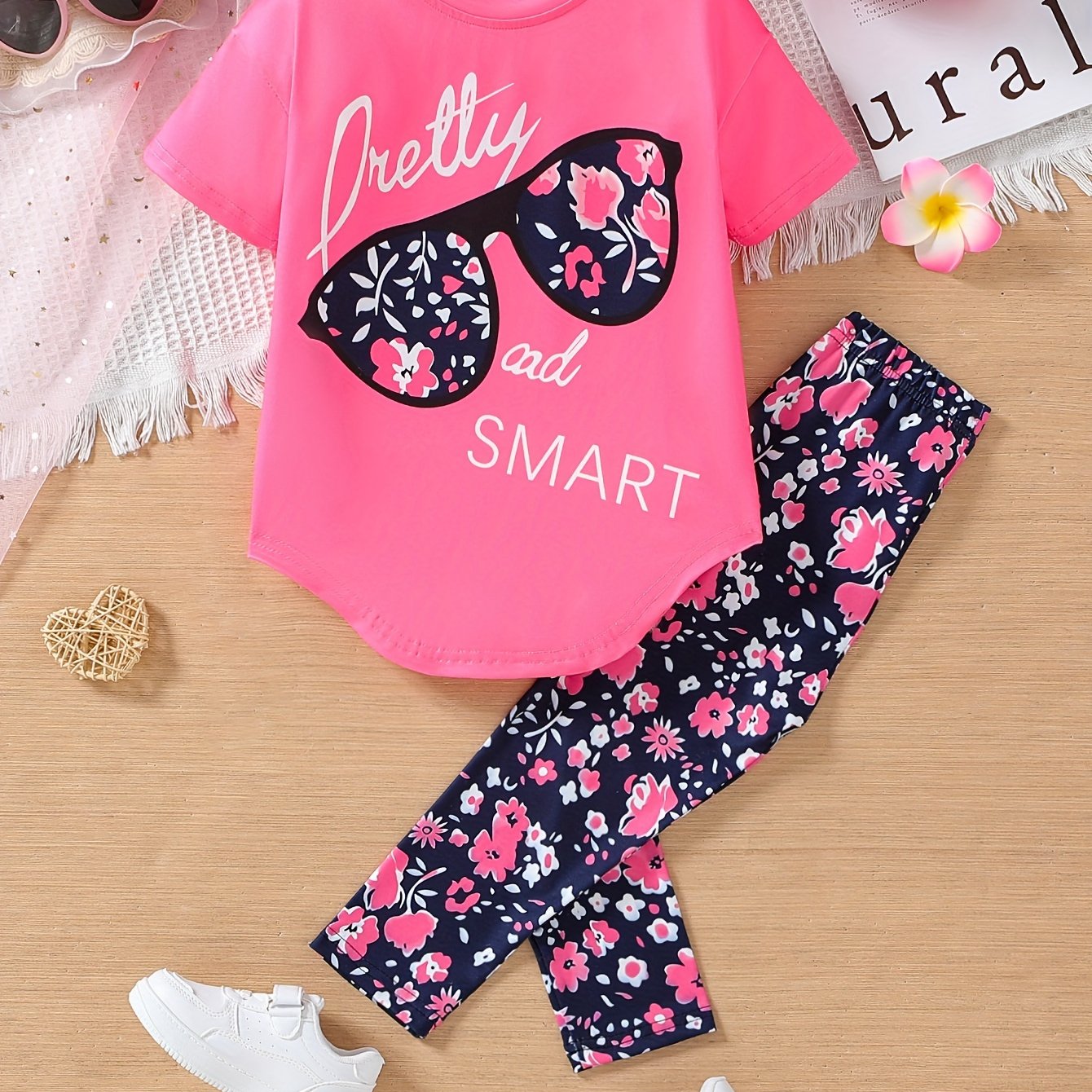 Ensemble de 2 pièces pour filles avec impression de grandes lunettes et motif de citation, t-shirt loose à épaules dénudées avec design asymétrique + leggins courts à imprimé floral du 4 au 8 ans