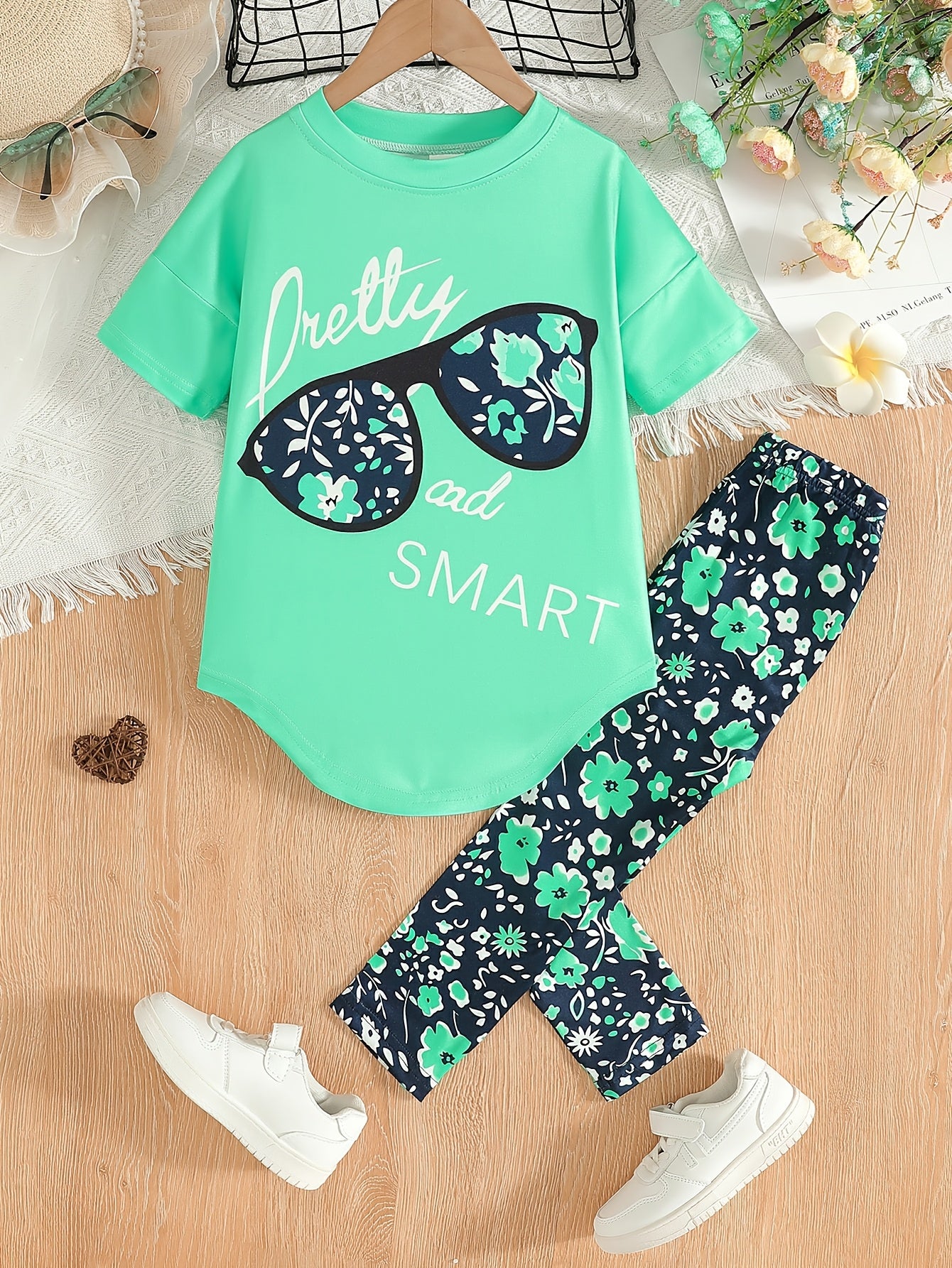 Ensemble de 2 pièces pour filles avec impression de grandes lunettes et motif de citation, t-shirt loose à épaules dénudées avec design asymétrique + leggins courts à imprimé floral du 4 au 8 ans