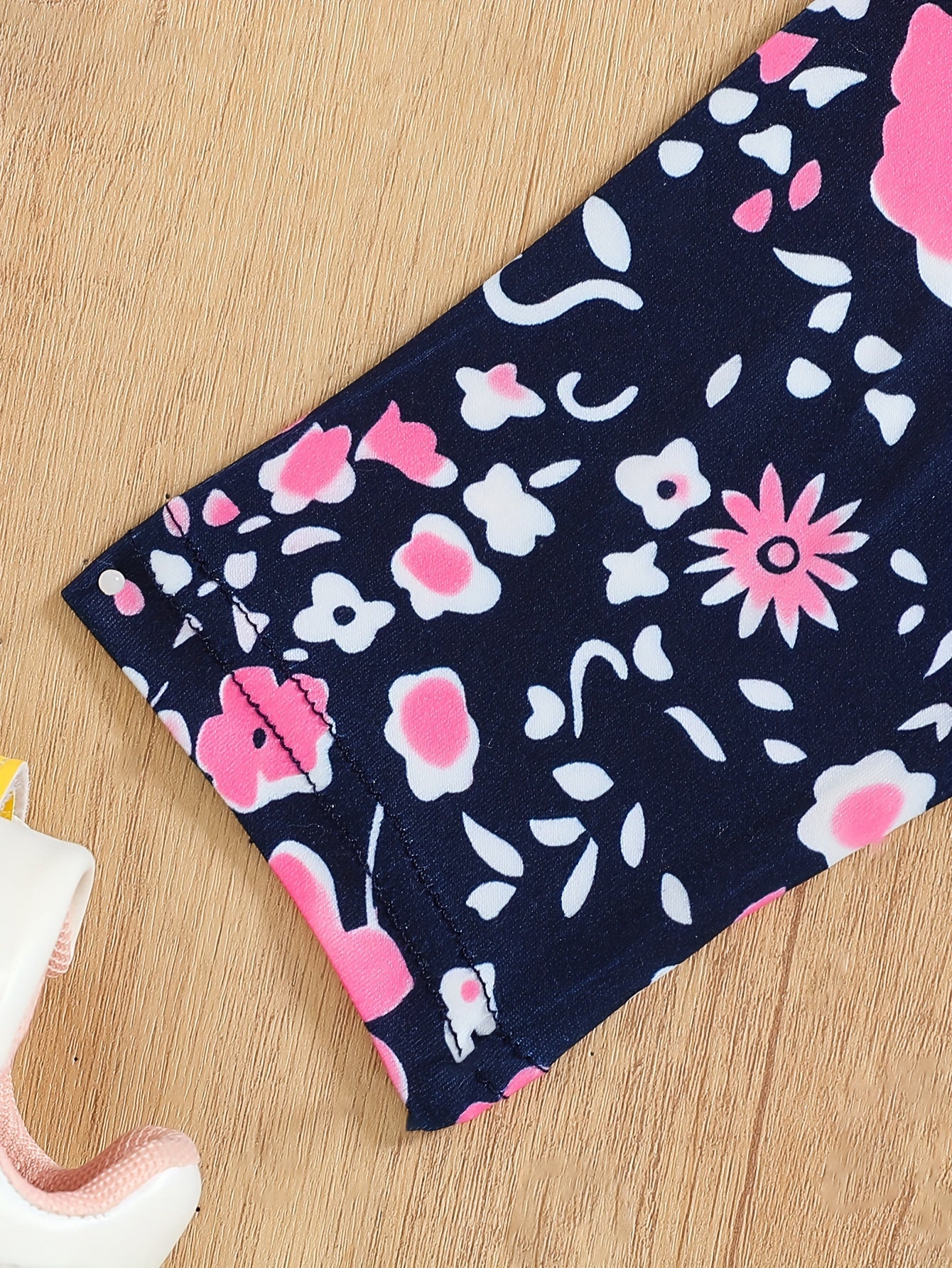 Ensemble de 2 pièces pour filles avec impression de grandes lunettes et motif de citation, t-shirt loose à épaules dénudées avec design asymétrique + leggins courts à imprimé floral du 4 au 8 ans