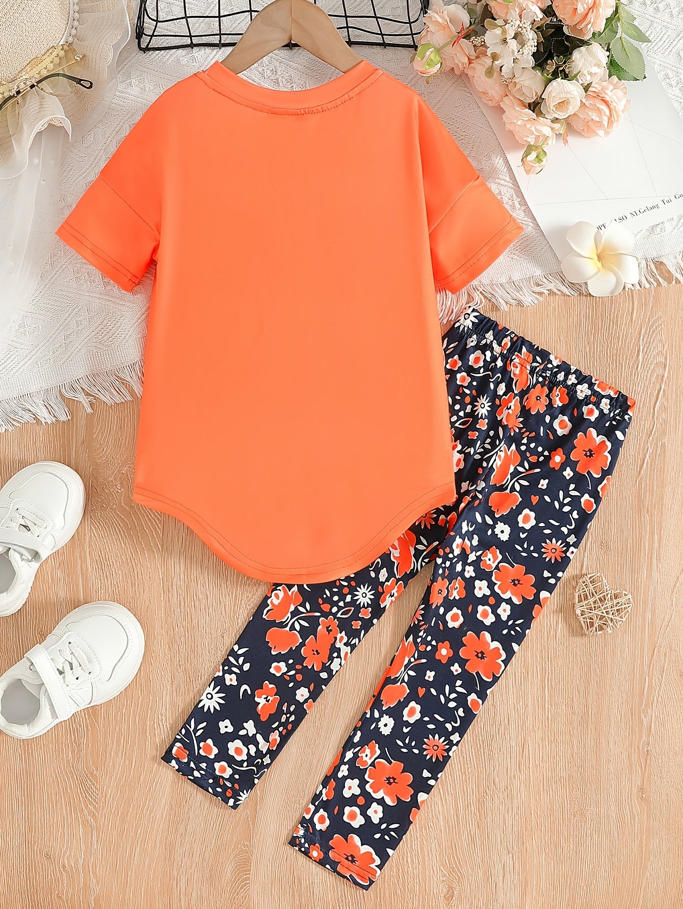 Ensemble de 2 pièces pour filles avec impression de grandes lunettes et motif de citation, t-shirt loose à épaules dénudées avec design asymétrique + leggins courts à imprimé floral du 4 au 8 ans