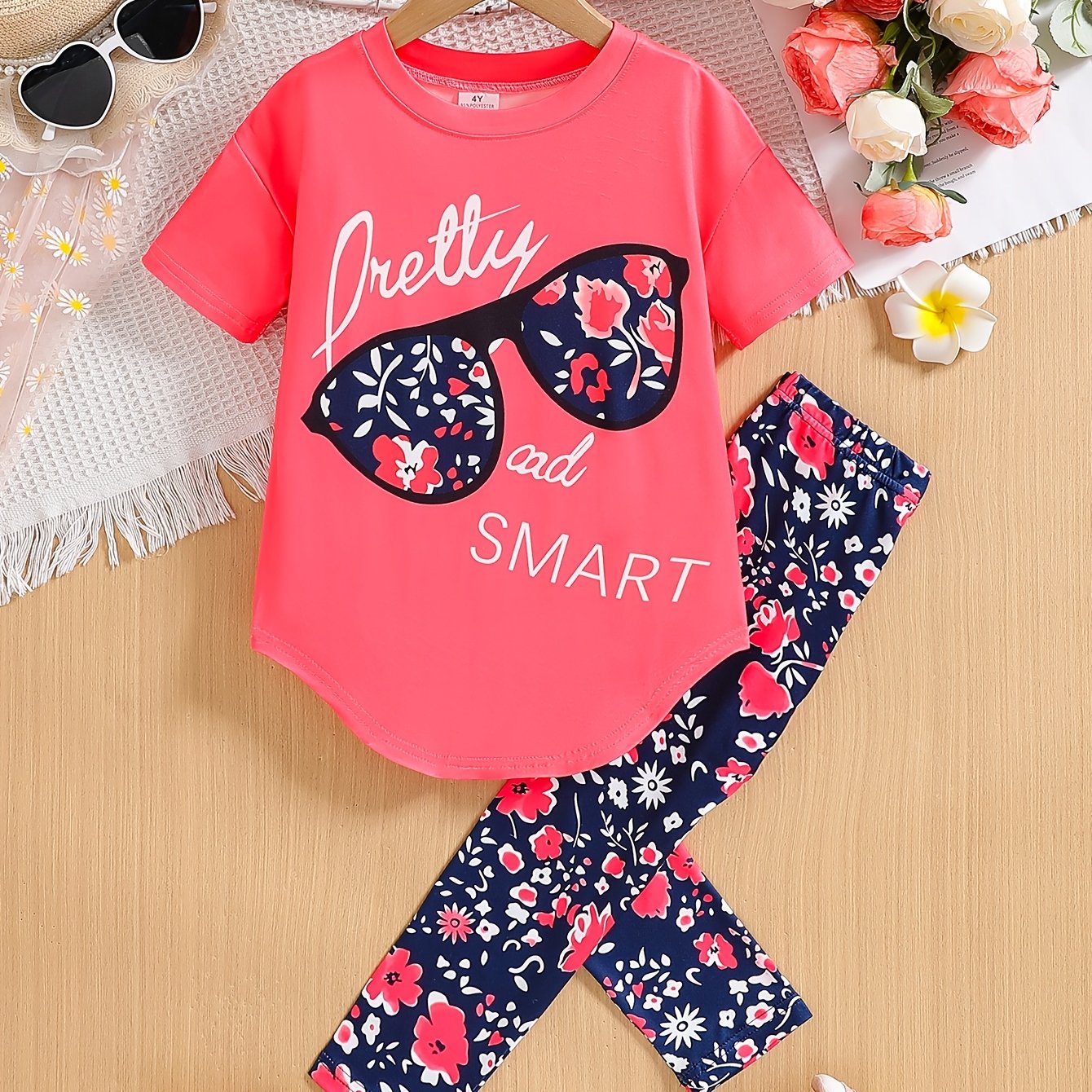 Ensemble de 2 pièces pour filles avec impression de grandes lunettes et motif de citation, t-shirt loose à épaules dénudées avec design asymétrique + leggins courts à imprimé floral du 4 au 8 ans