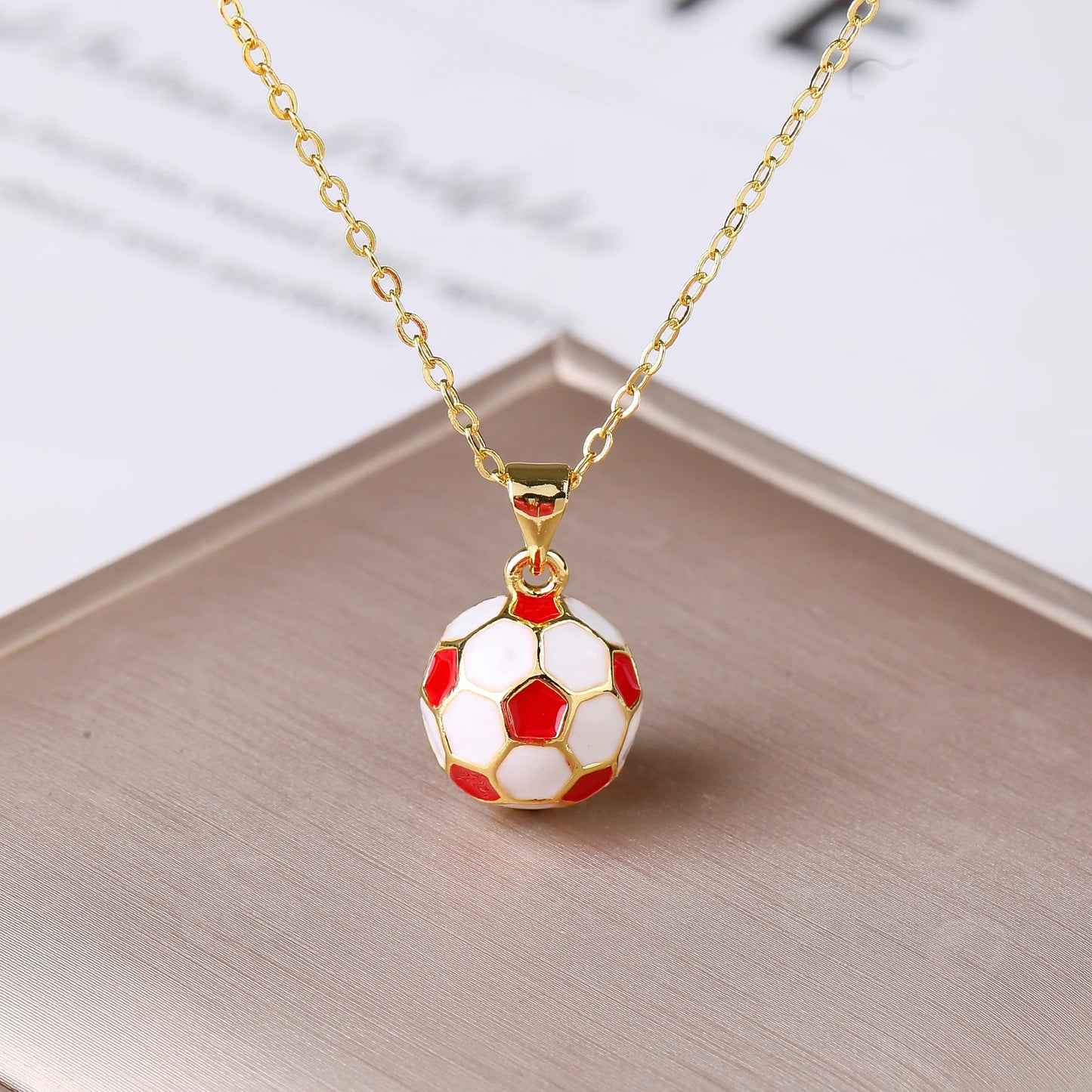 Collier de football 3D en métal émaillé, pendentif de football pour hommes et femmes, accessoires de bijoux de style sportif pour les fêtes MAEJORKEN
