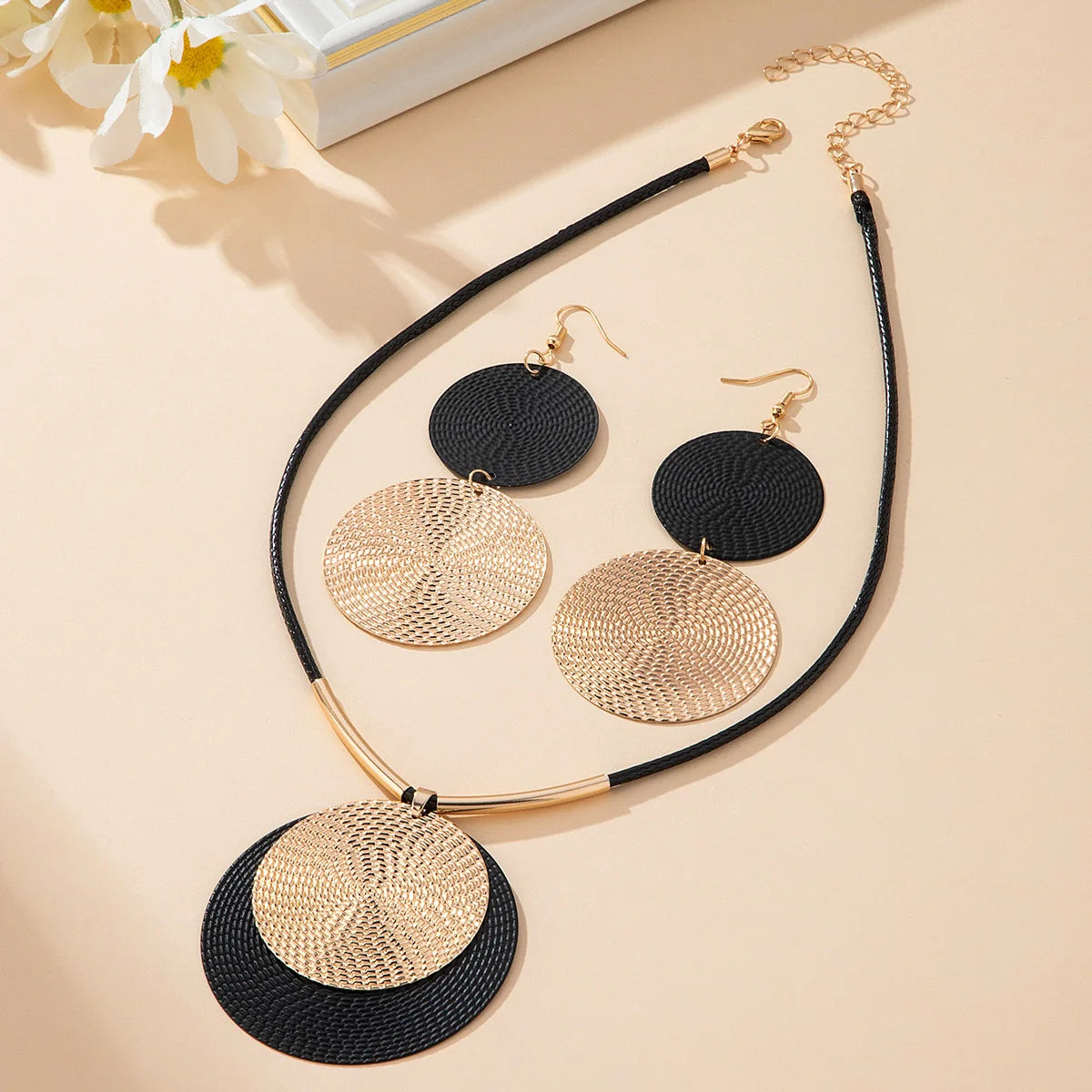 Ensemble collier et grandes boucles d oreilles