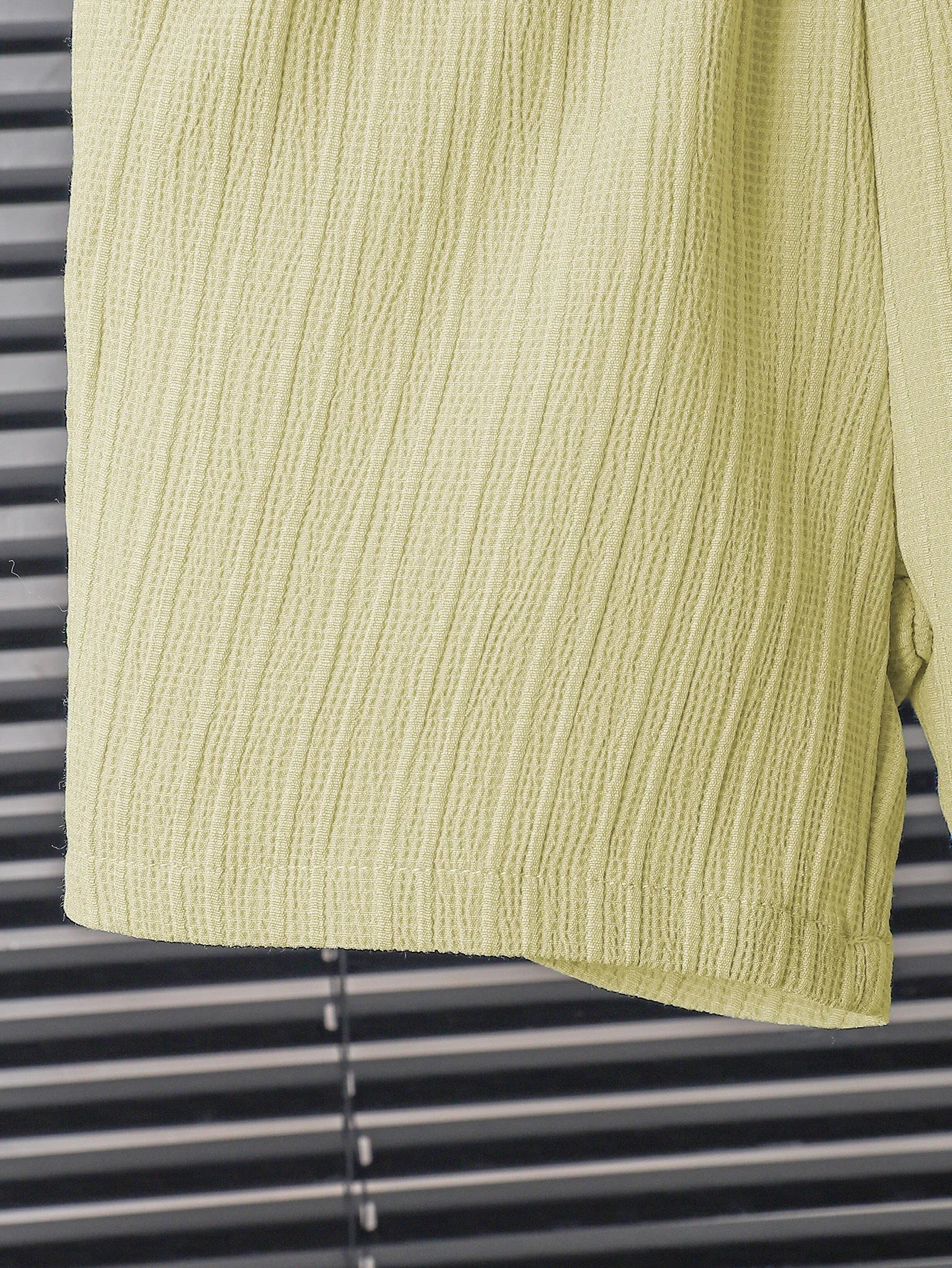 Ensemble d'été deux pièces jaune clair pour garçon, avec chemise et short à texture plissée pour enfants MAEJORKEN