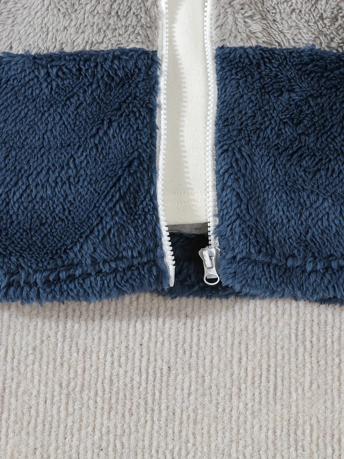 Un manteau en peluche mignon pour un bébé garçon pour garder au chaud en hiver, une jolie veste à capuche brodée de petit dinosaure bloquant les couleurs MAEJORKEN