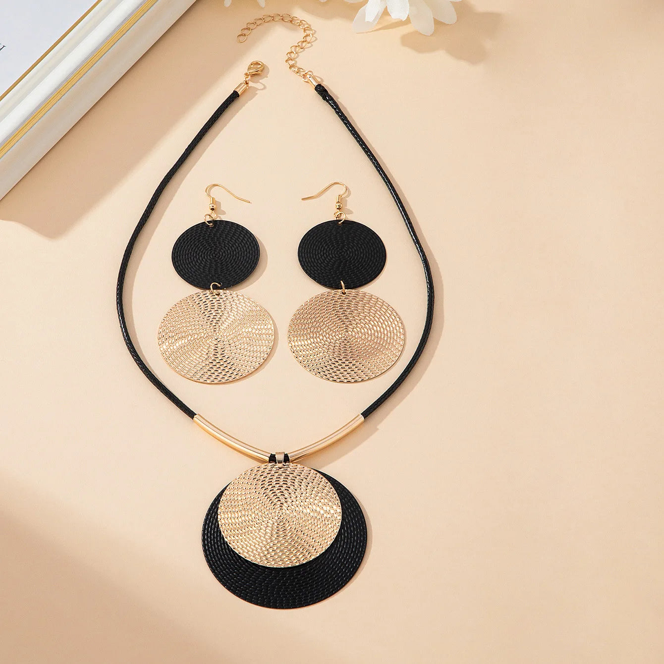 Ensemble collier et grandes boucles d oreilles