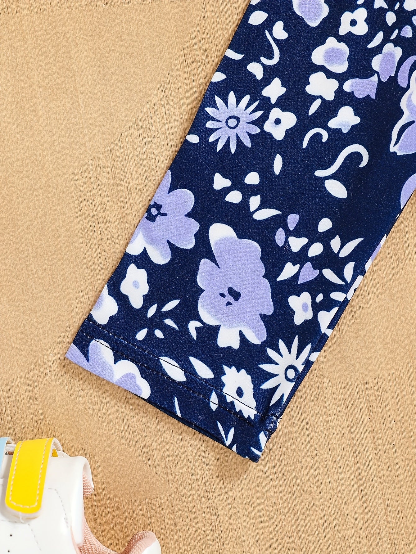 Ensemble de 2 pièces pour filles avec impression de grandes lunettes et motif de citation, t-shirt loose à épaules dénudées avec design asymétrique + leggins courts à imprimé floral du 4 au 8 ans