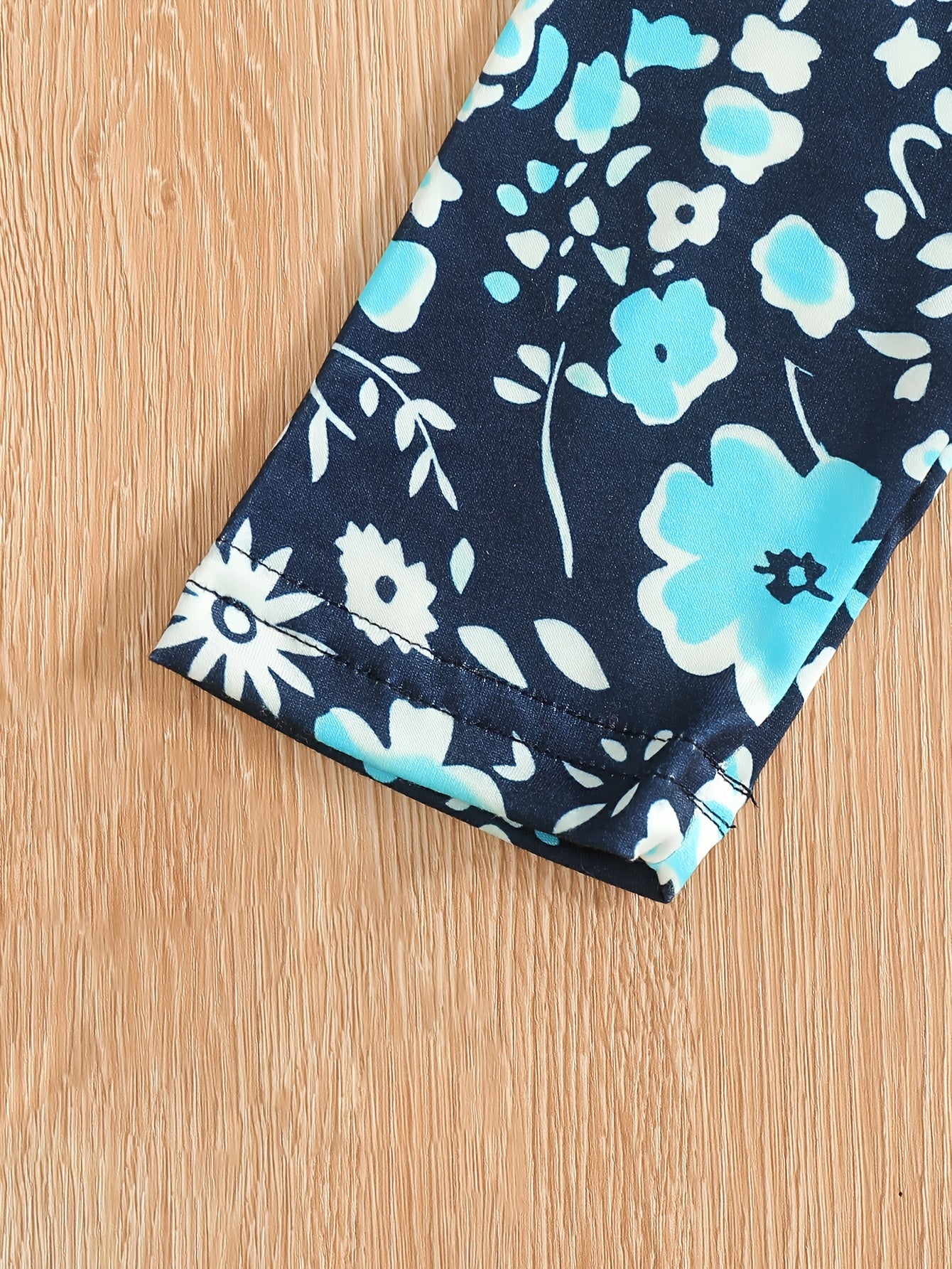 Ensemble de 2 pièces pour filles avec impression de grandes lunettes et motif de citation, t-shirt loose à épaules dénudées avec design asymétrique + leggins courts à imprimé floral du 4 au 8 ans