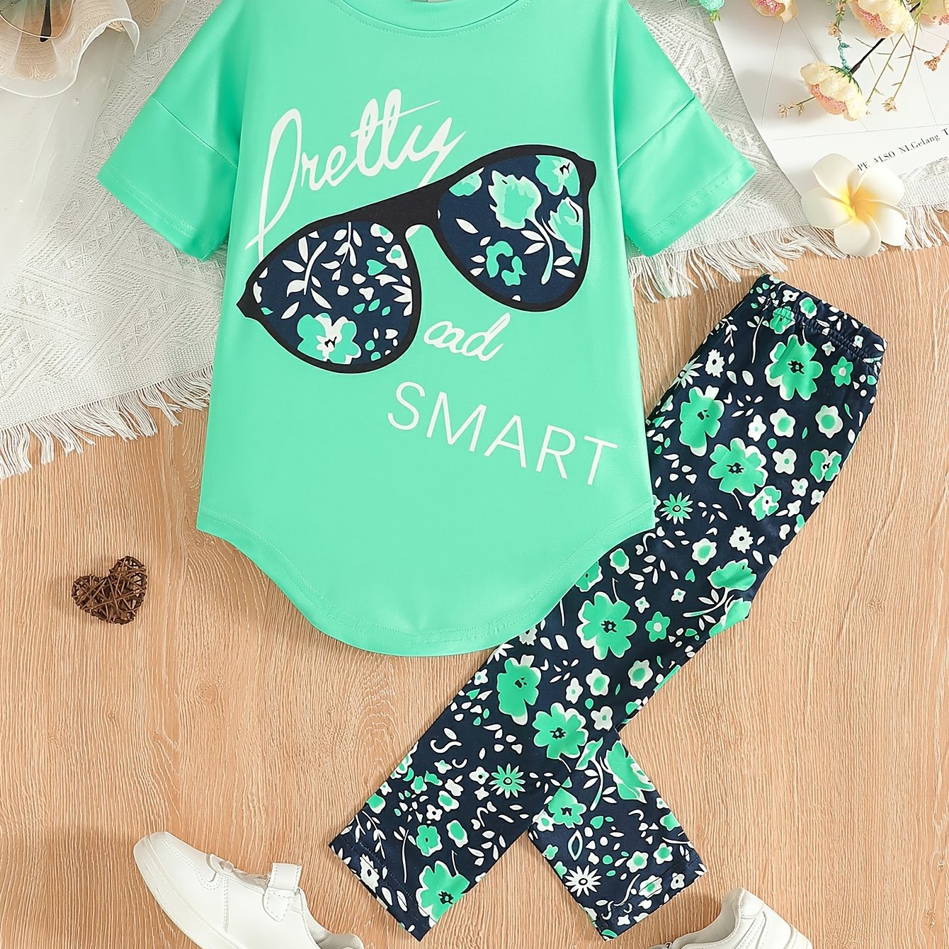 Ensemble de 2 pièces pour filles avec impression de grandes lunettes et motif de citation, t-shirt loose à épaules dénudées avec design asymétrique + leggins courts à imprimé floral du 4 au 8 ans