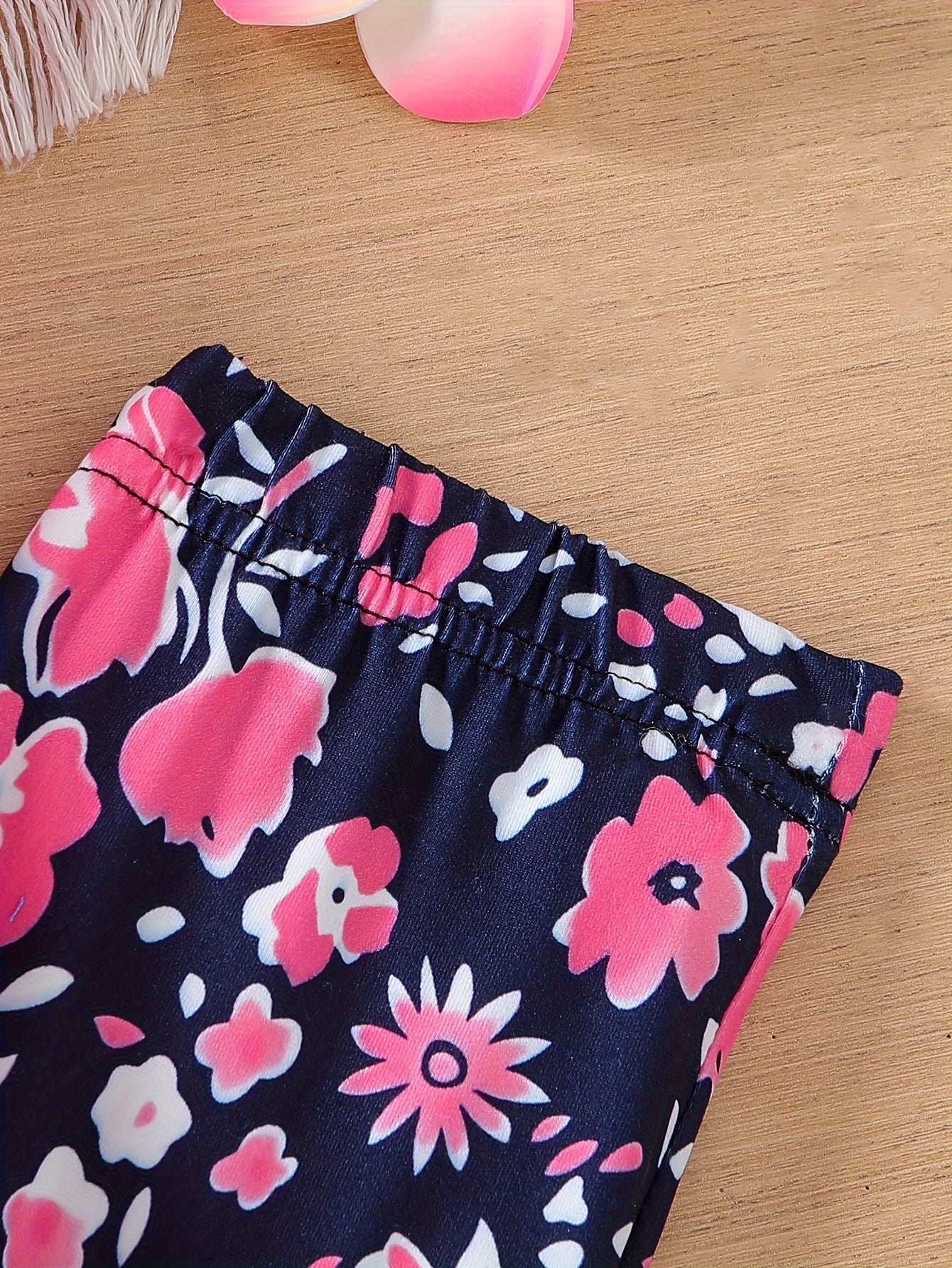 Ensemble de 2 pièces pour filles avec impression de grandes lunettes et motif de citation, t-shirt loose à épaules dénudées avec design asymétrique + leggins courts à imprimé floral du 4 au 8 ans