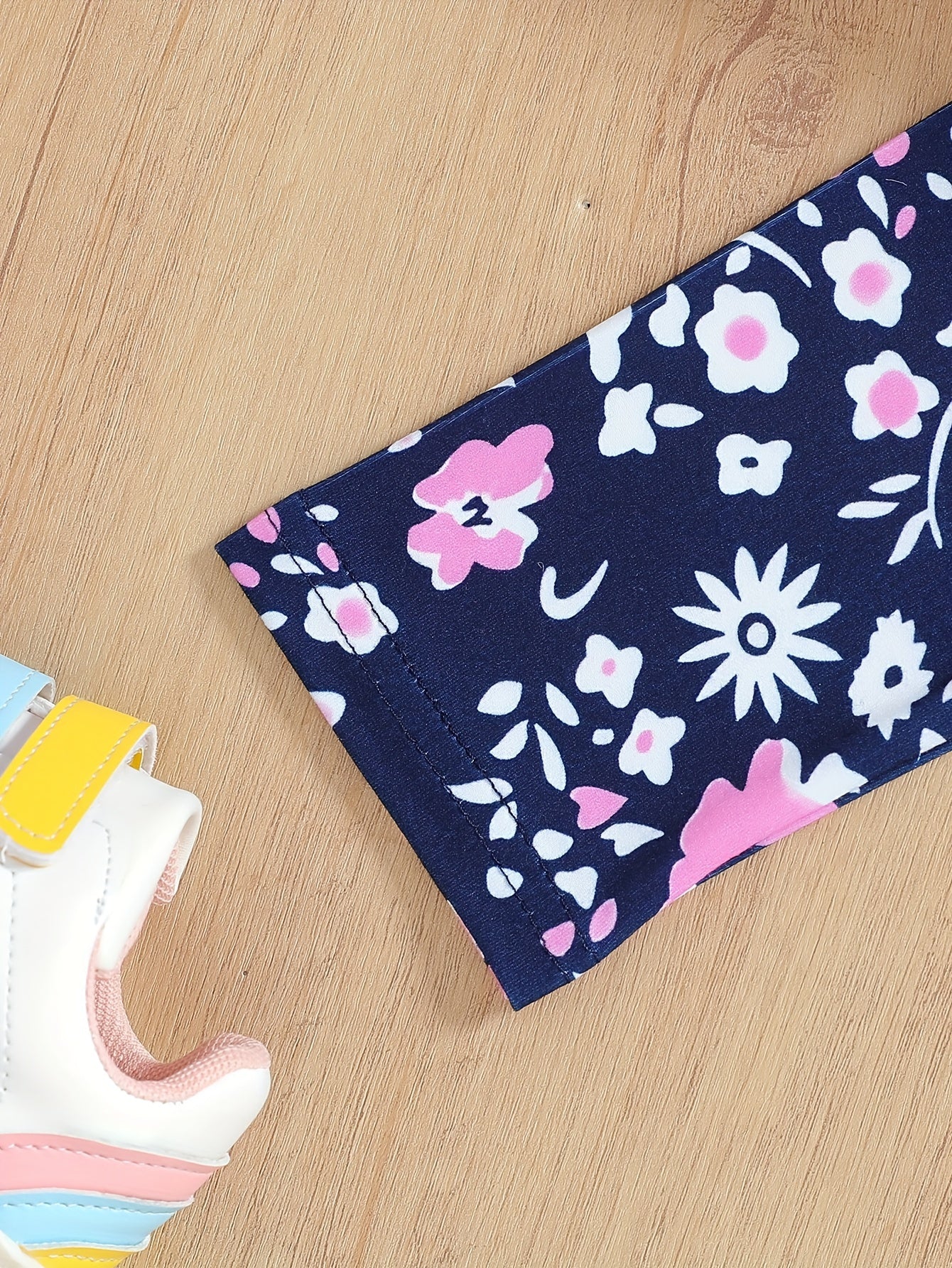 Ensemble de 2 pièces pour filles avec impression de grandes lunettes et motif de citation, t-shirt loose à épaules dénudées avec design asymétrique + leggins courts à imprimé floral du 4 au 8 ans