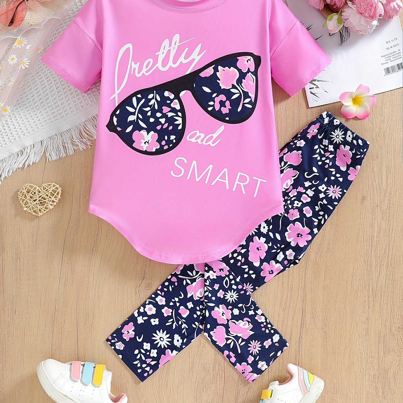Ensemble de 2 pièces pour filles avec impression de grandes lunettes et motif de citation, t-shirt loose à épaules dénudées avec design asymétrique + leggins courts à imprimé floral du 4 au 8 ans