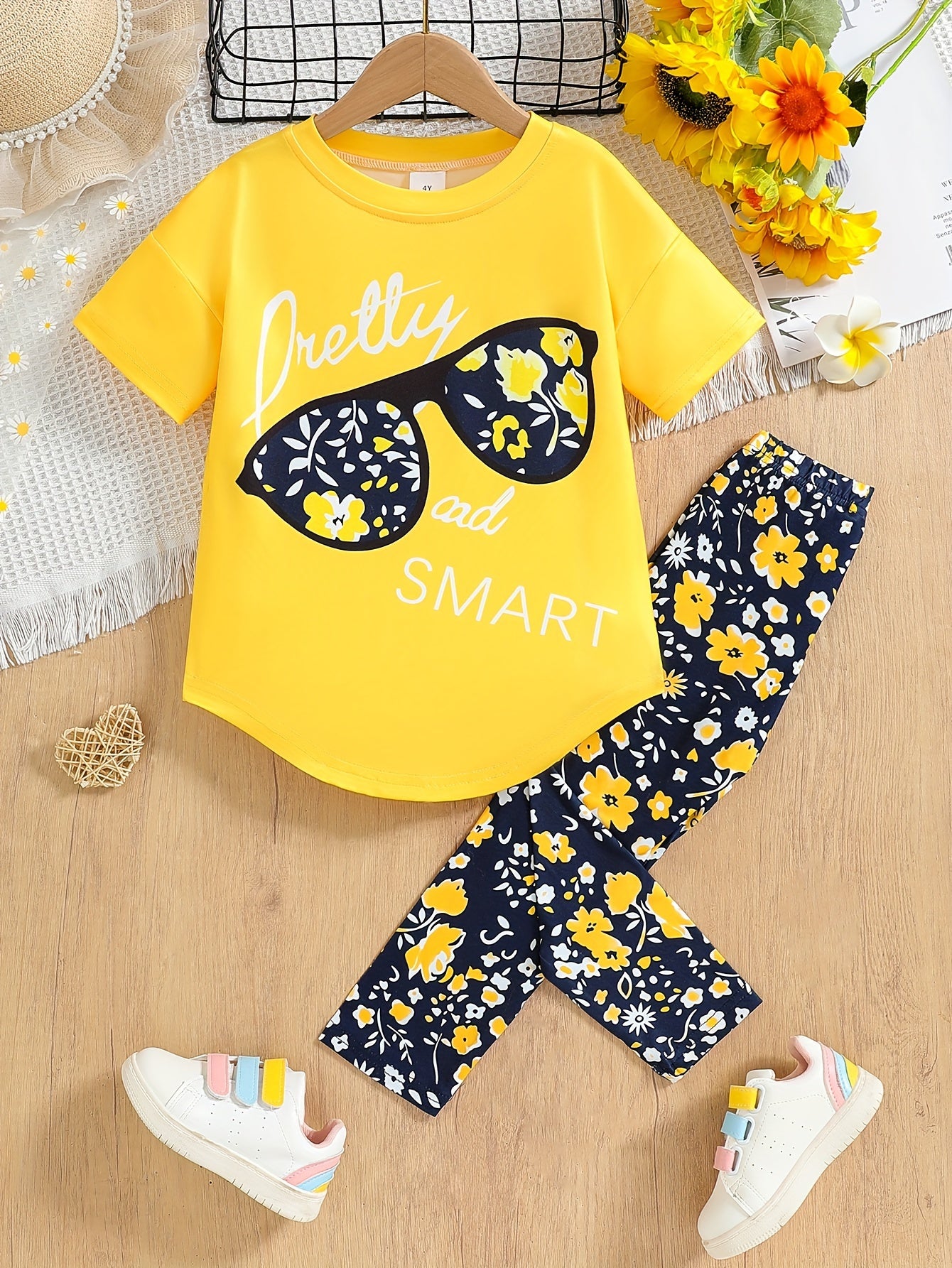 Ensemble de 2 pièces pour filles avec impression de grandes lunettes et motif de citation, t-shirt loose à épaules dénudées avec design asymétrique + leggins courts à imprimé floral du 4 au 8 ans