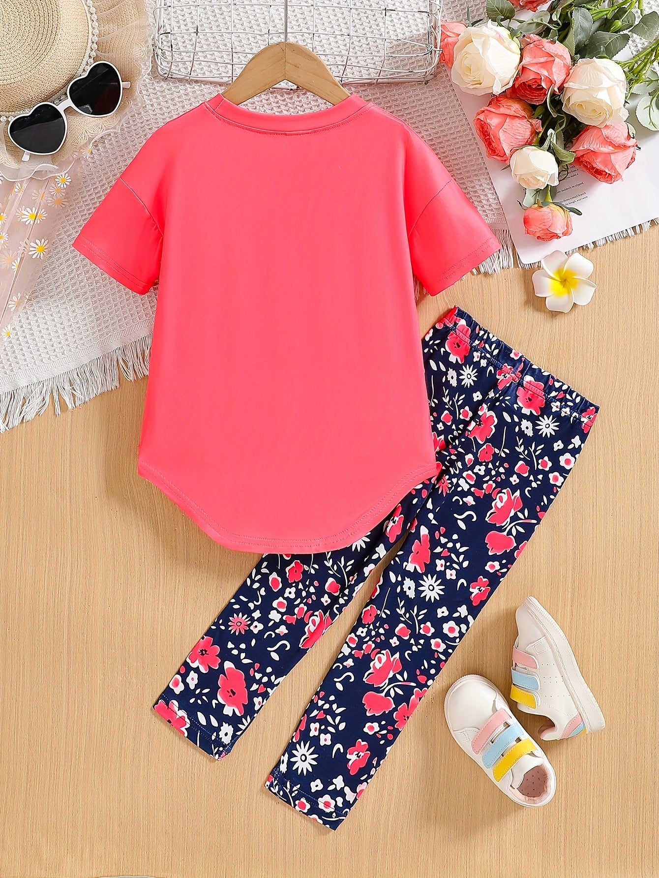 Ensemble de 2 pièces pour filles avec impression de grandes lunettes et motif de citation, t-shirt loose à épaules dénudées avec design asymétrique + leggins courts à imprimé floral du 4 au 8 ans