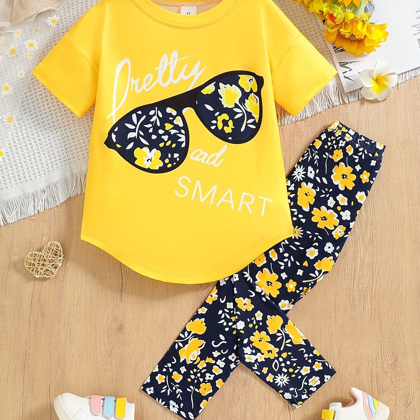 Ensemble de 2 pièces pour filles avec impression de grandes lunettes et motif de citation, t-shirt loose à épaules dénudées avec design asymétrique + leggins courts à imprimé floral du 4 au 8 ans