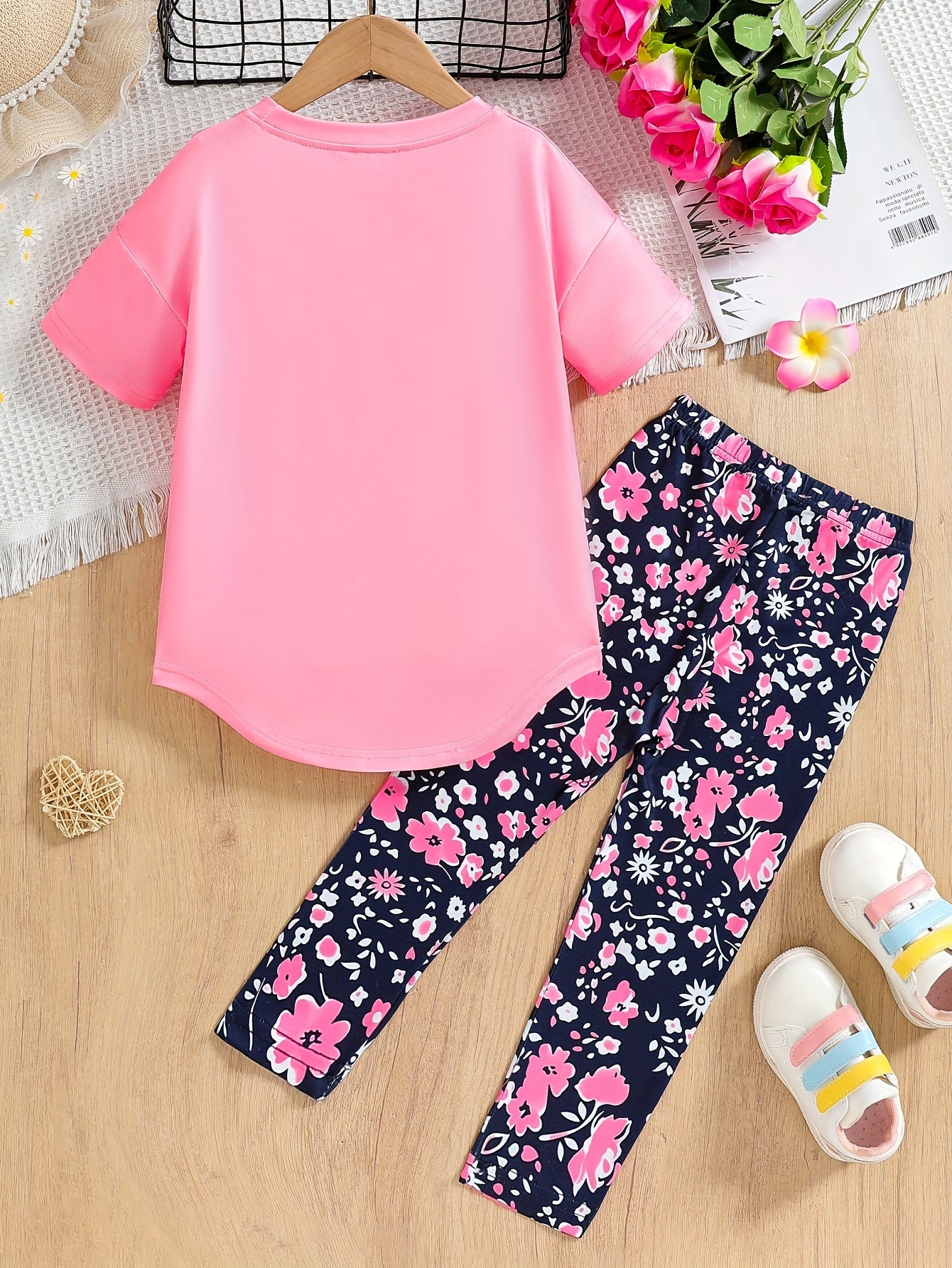 Ensemble de 2 pièces pour filles avec impression de grandes lunettes et motif de citation, t-shirt loose à épaules dénudées avec design asymétrique + leggins courts à imprimé floral du 4 au 8 ans