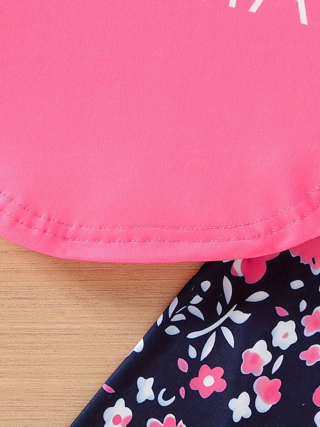 Ensemble de 2 pièces pour filles avec impression de grandes lunettes et motif de citation, t-shirt loose à épaules dénudées avec design asymétrique + leggins courts à imprimé floral du 4 au 8 ans