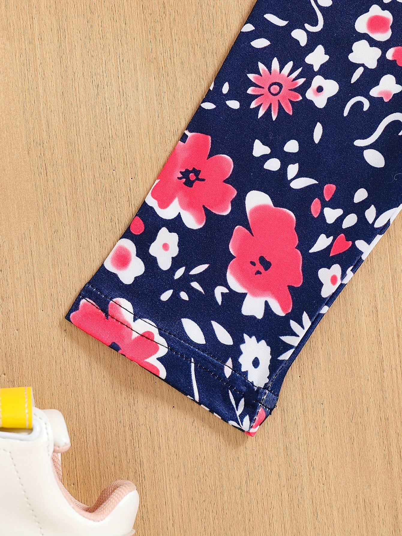 Ensemble de 2 pièces pour filles avec impression de grandes lunettes et motif de citation, t-shirt loose à épaules dénudées avec design asymétrique + leggins courts à imprimé floral du 4 au 8 ans
