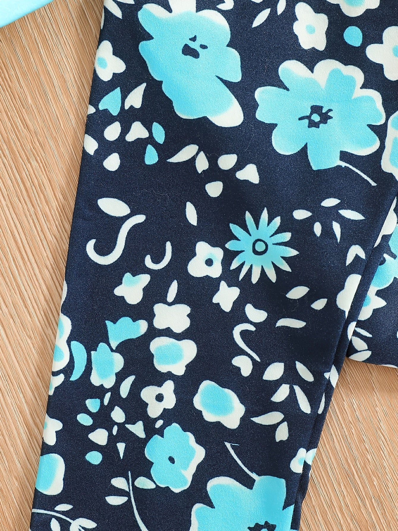 Ensemble de 2 pièces pour filles avec impression de grandes lunettes et motif de citation, t-shirt loose à épaules dénudées avec design asymétrique + leggins courts à imprimé floral du 4 au 8 ans