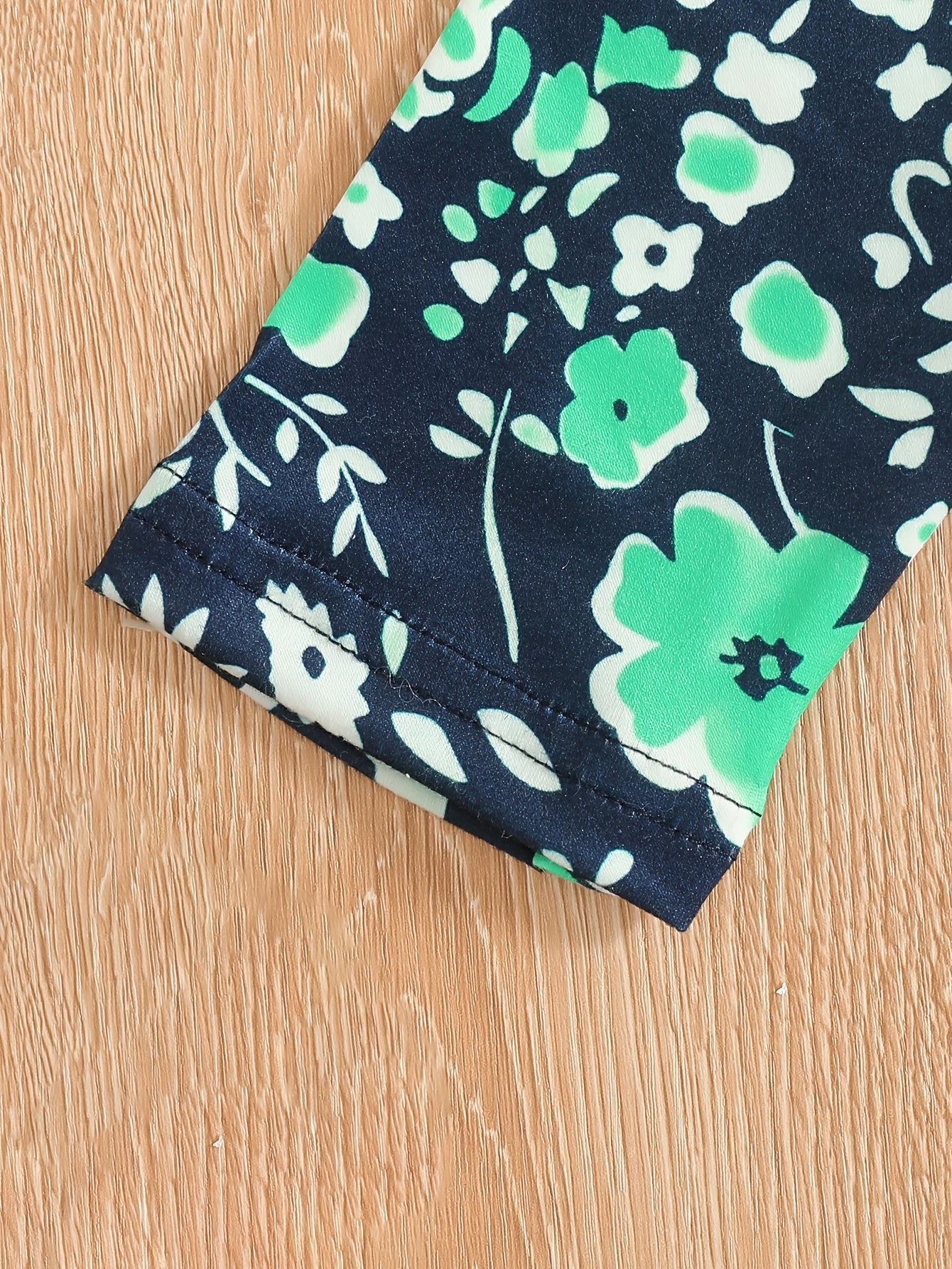 Ensemble de 2 pièces pour filles avec impression de grandes lunettes et motif de citation, t-shirt loose à épaules dénudées avec design asymétrique + leggins courts à imprimé floral du 4 au 8 ans
