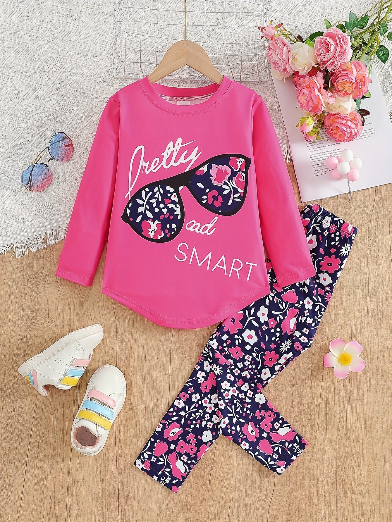 Ensemble de 2 pièces pour filles avec impression de grandes lunettes et motif de citation, t-shirt loose à épaules dénudées avec design asymétrique + leggins courts à imprimé floral du 4 au 8 ans