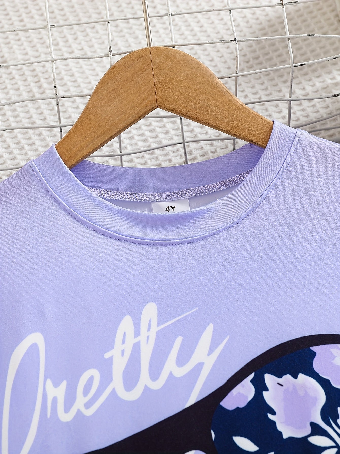 Ensemble de 2 pièces pour filles avec impression de grandes lunettes et motif de citation, t-shirt loose à épaules dénudées avec design asymétrique + leggins courts à imprimé floral du 4 au 8 ans