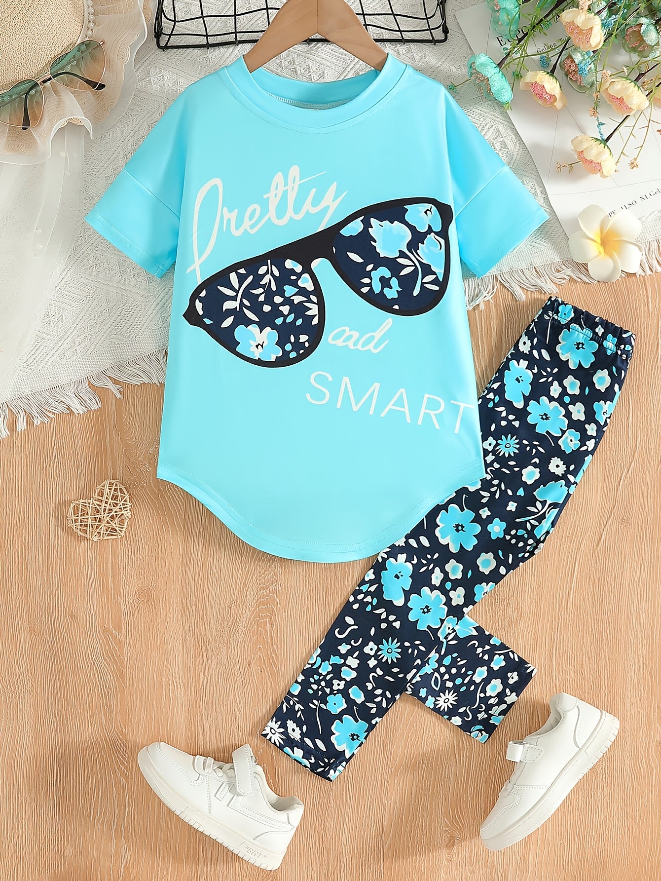 Ensemble de 2 pièces pour filles avec impression de grandes lunettes et motif de citation, t-shirt loose à épaules dénudées avec design asymétrique + leggins courts à imprimé floral du 4 au 8 ans