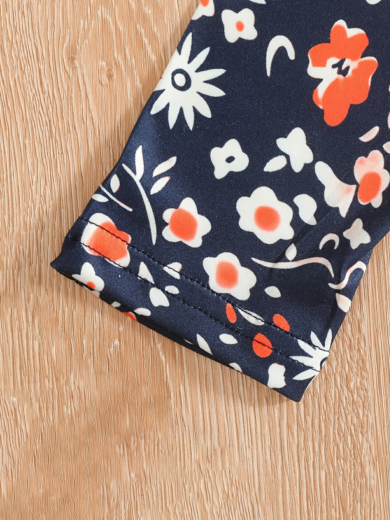 Ensemble de 2 pièces pour filles avec impression de grandes lunettes et motif de citation, t-shirt loose à épaules dénudées avec design asymétrique + leggins courts à imprimé floral du 4 au 8 ans