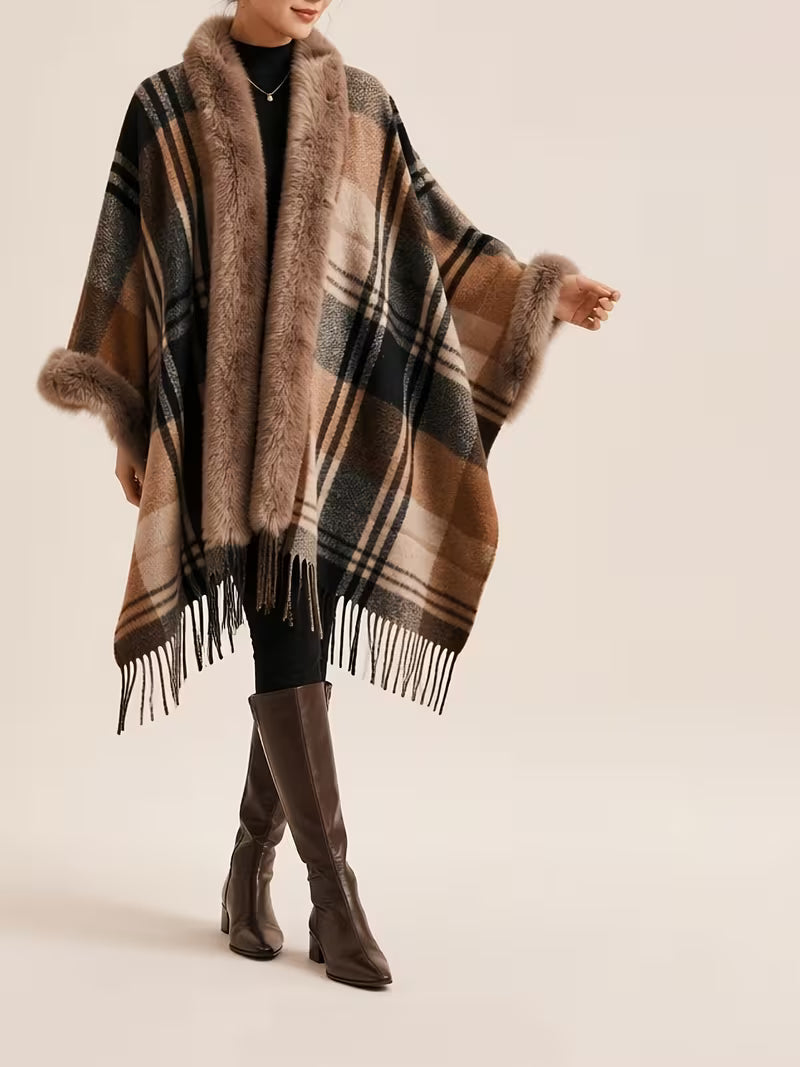  Châle poncho femme à carreaux marron, beige et noirs, avec franges et bordures effet fourrure, vue de face.