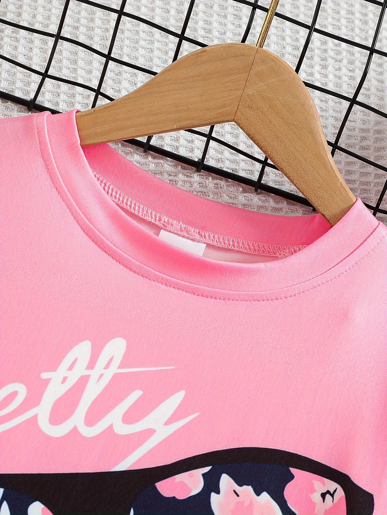 Ensemble de 2 pièces pour filles avec impression de grandes lunettes et motif de citation, t-shirt loose à épaules dénudées avec design asymétrique + leggins courts à imprimé floral du 4 au 8 ans