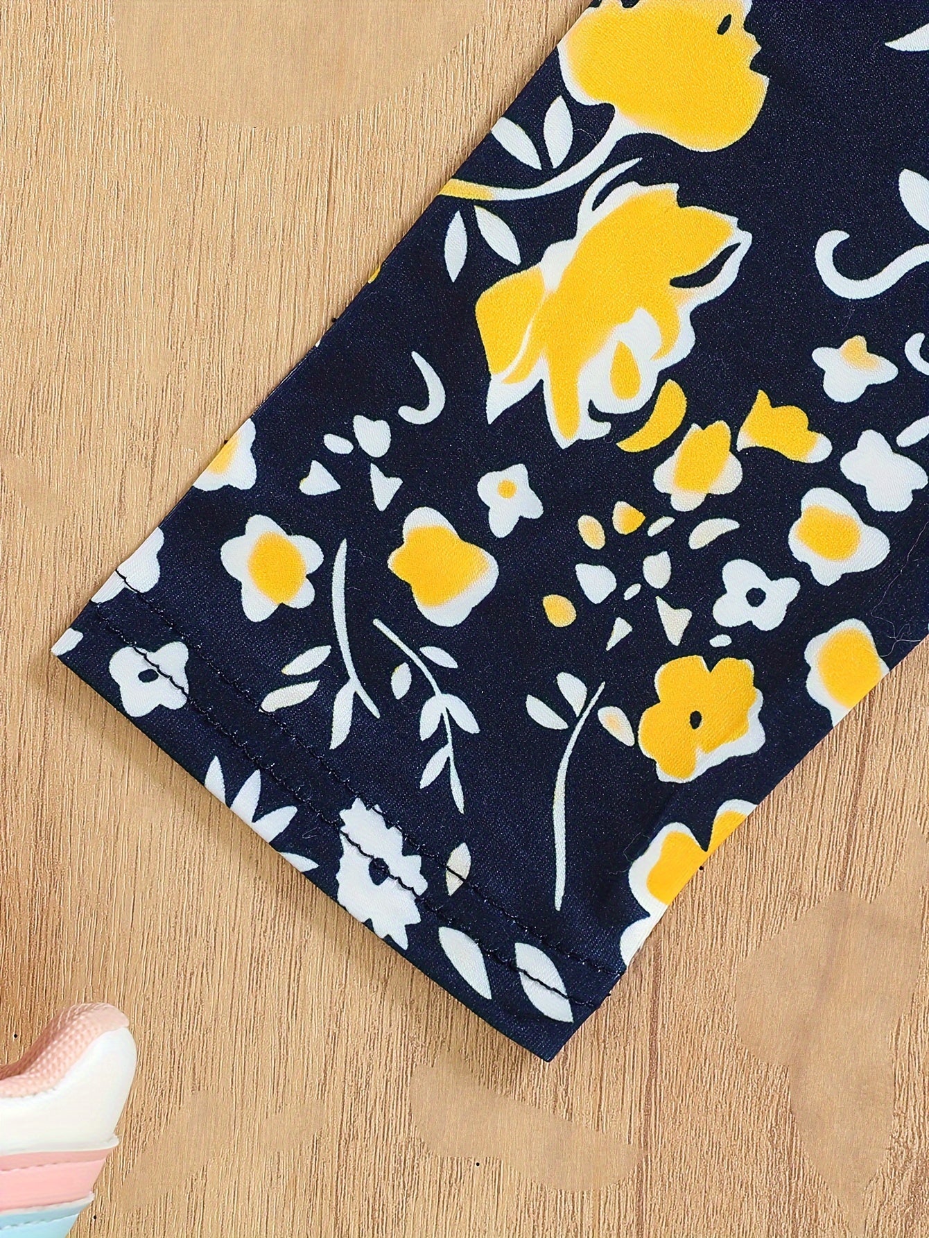 Ensemble de 2 pièces pour filles avec impression de grandes lunettes et motif de citation, t-shirt loose à épaules dénudées avec design asymétrique + leggins courts à imprimé floral du 4 au 8 ans