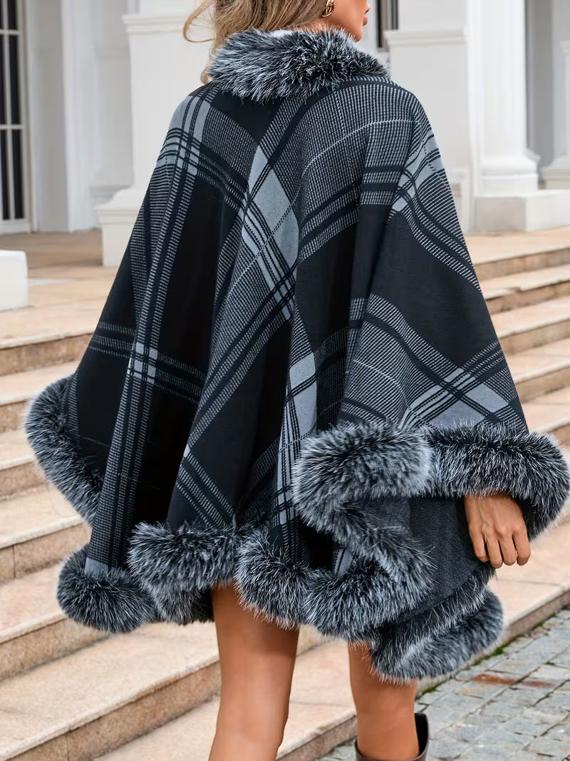 Cape femme gris foncé à carreaux vue de dos, coupe ample et bordures effet fourrure. 