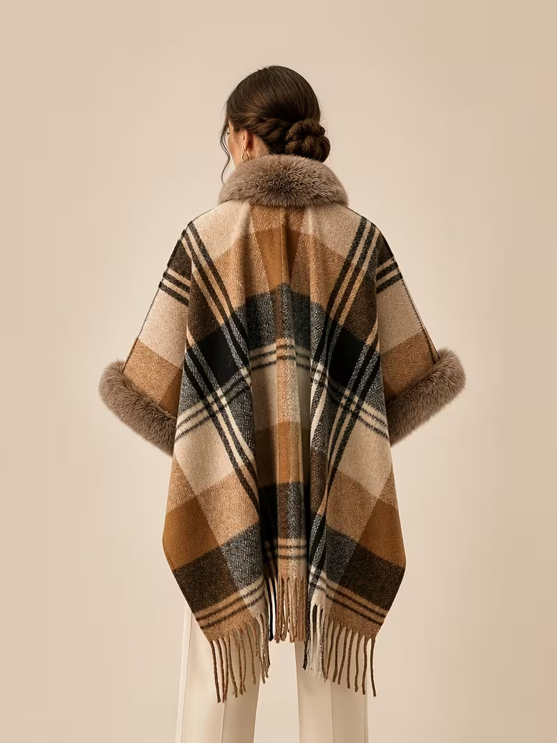 Châle poncho à carreaux marron et beige vu de dos, coupe ample et franges au bas.