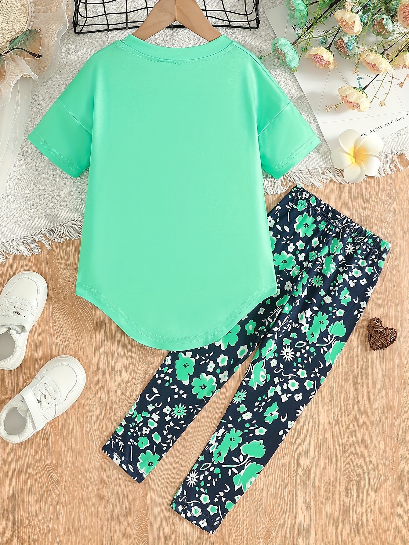 Ensemble de 2 pièces pour filles avec impression de grandes lunettes et motif de citation, t-shirt loose à épaules dénudées avec design asymétrique + leggins courts à imprimé floral du 4 au 8 ans