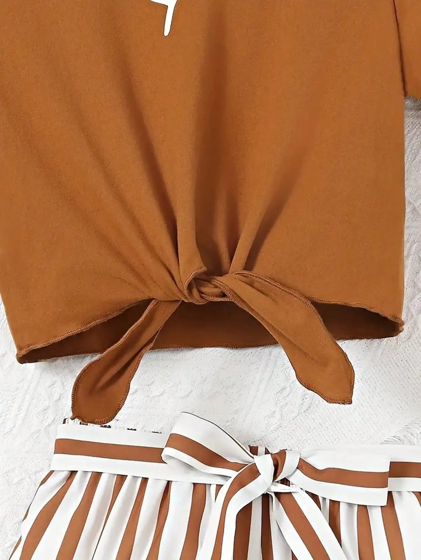 Ensemble 2 pièces décontracté pour femme : T-shirt à manches courtes imprimé cœur et short imprimé rayé, avec ceinture rayée assortie (vêtements pour enfants) MAEJORKEN